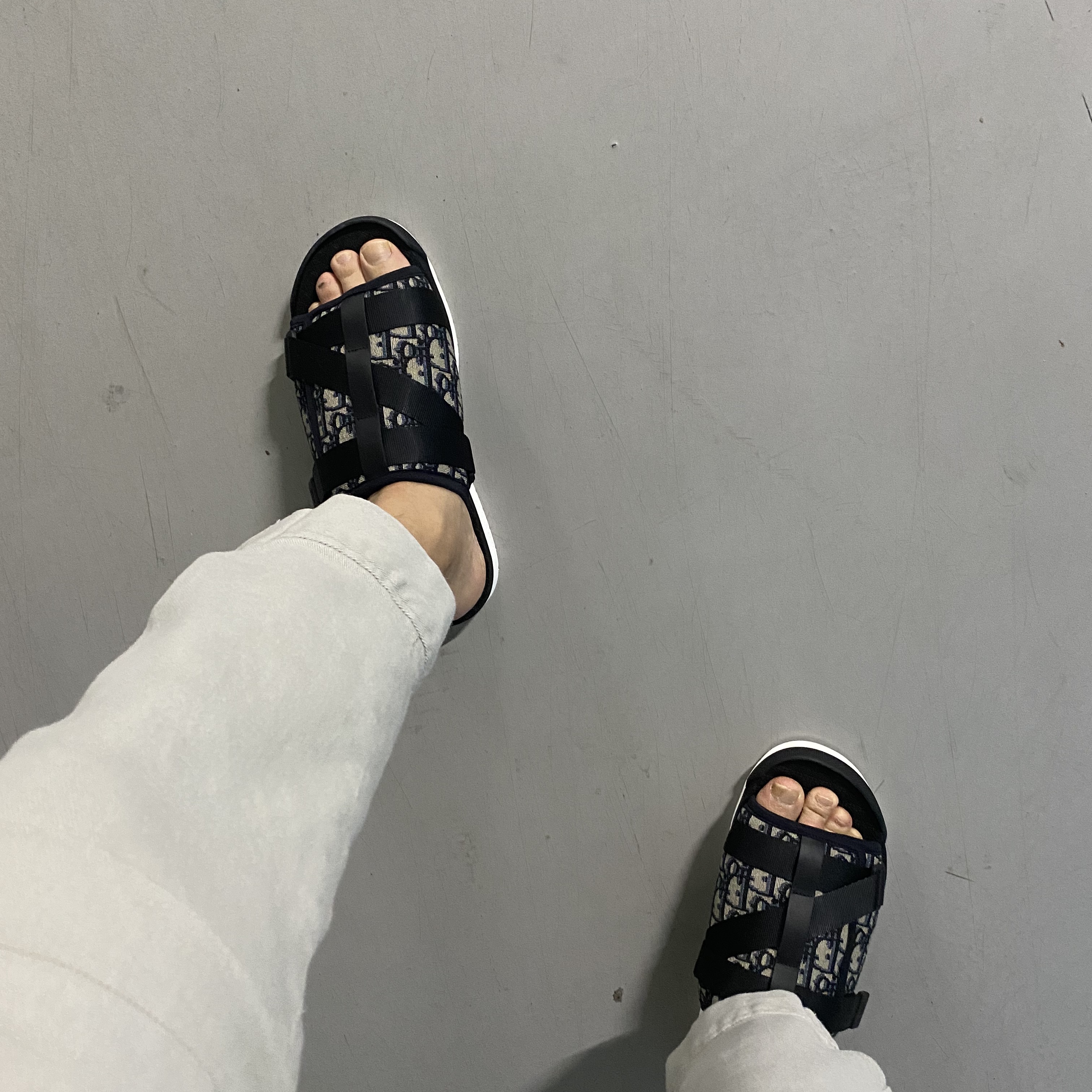Dior Alpha Sandal Beige & Black Dior Oblique Jacquard 착용 스타일 - 2