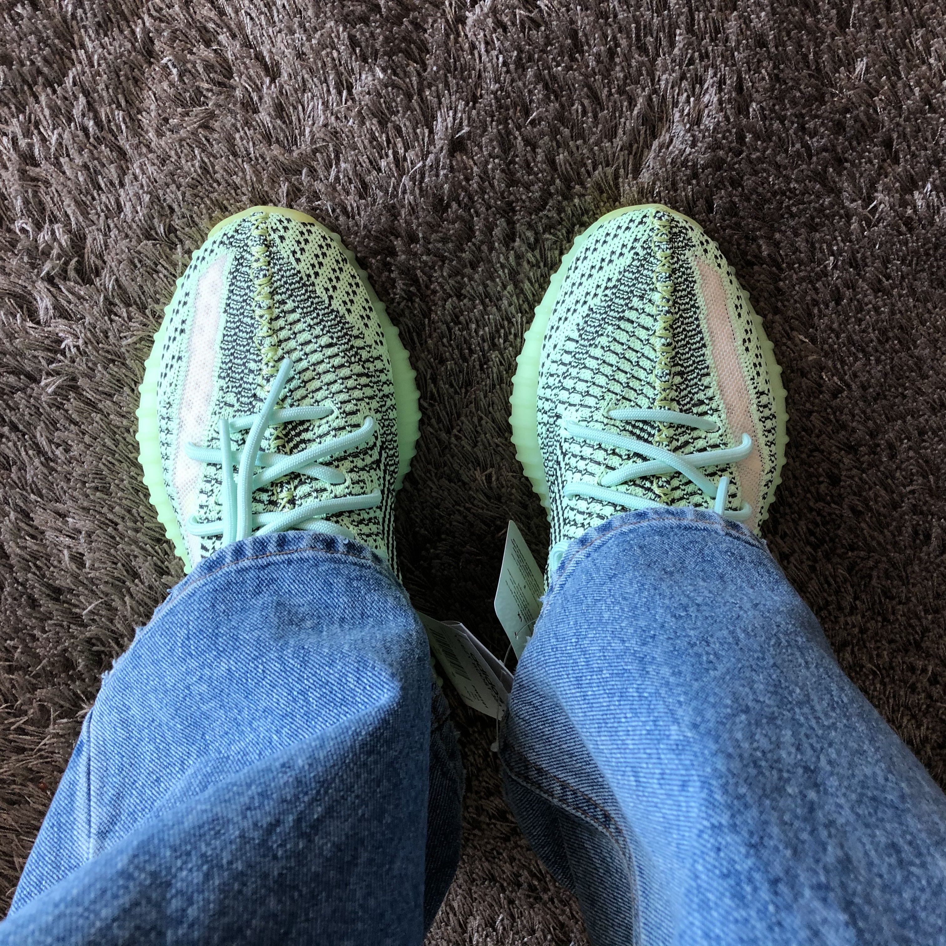 Adidas Yeezy Boost 350 V2 Yeezreel - Non-Reflective 착용 스타일 - 4