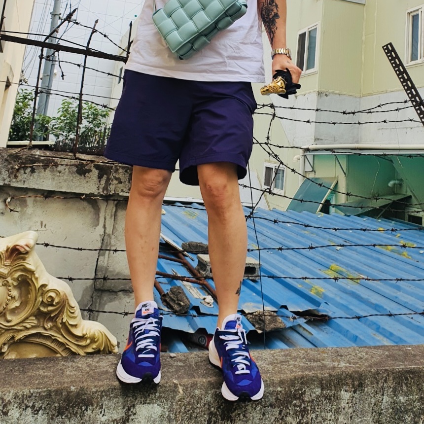 Nike x Sacai VaporWaffle Dark Iris 착용 스타일 - 3