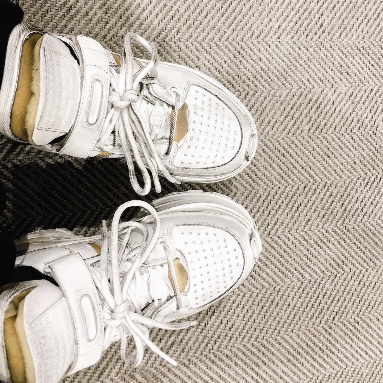 Maison Margiela Low-top Retro Fit Sneakers White 착용 스타일 - 2