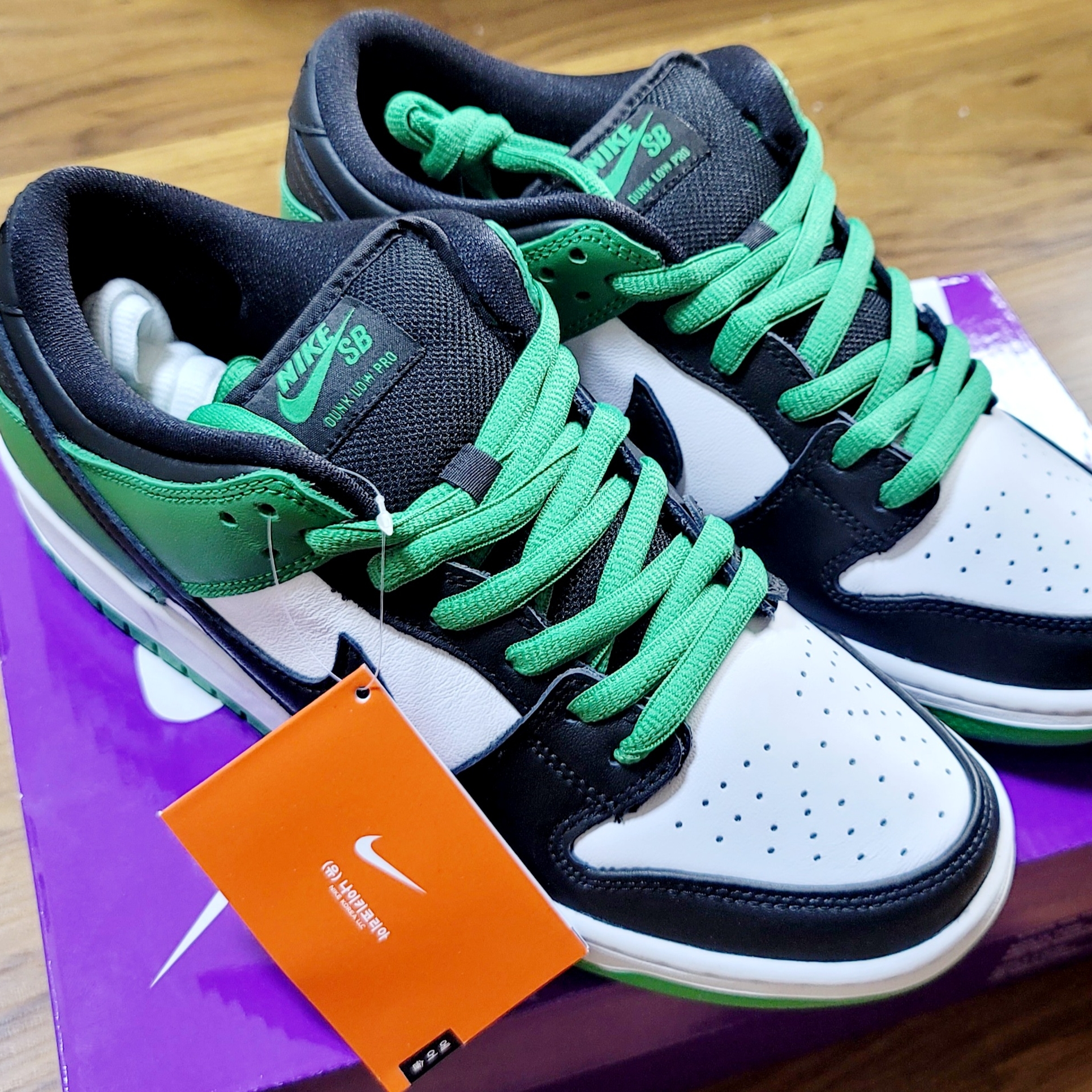 Nike SB Dunk Low Pro Black and Classic Green 착용 스타일 - 2