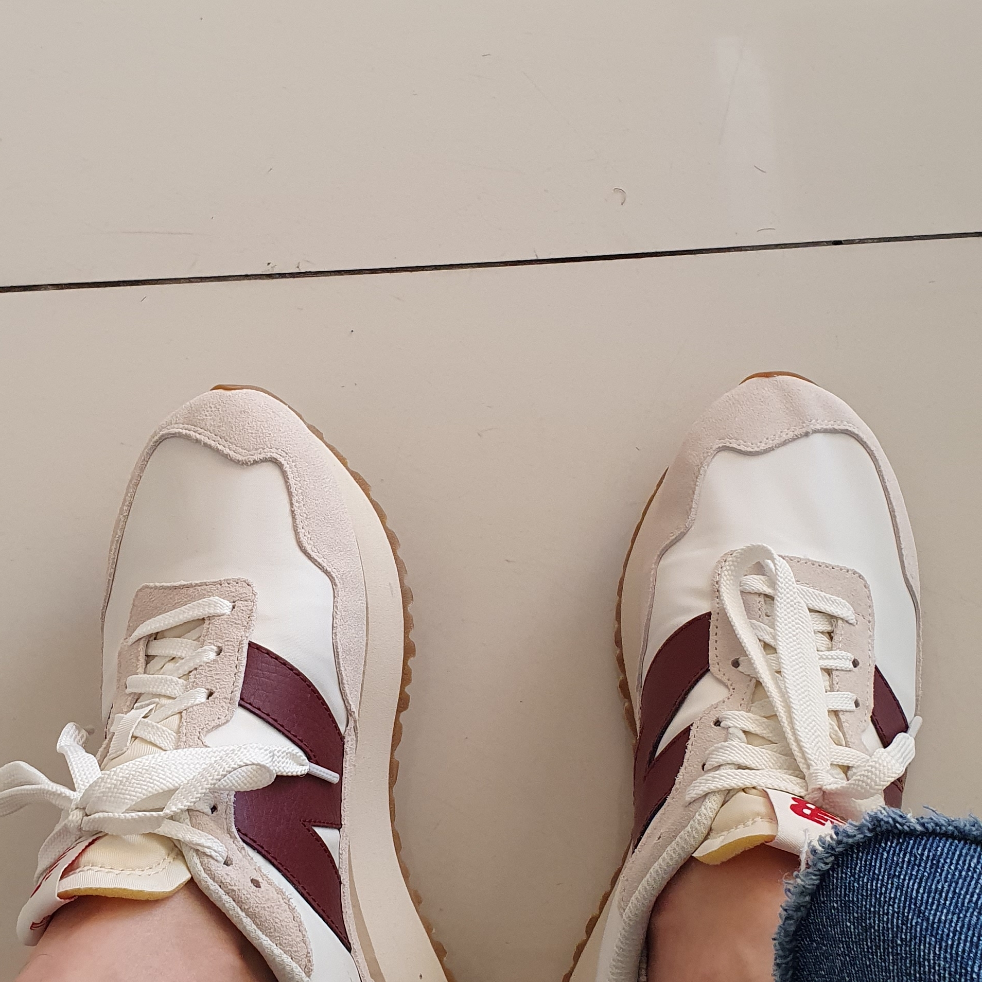 New Balance 237 Moonbeam Classic Burgundy 착용 스타일 - 2
