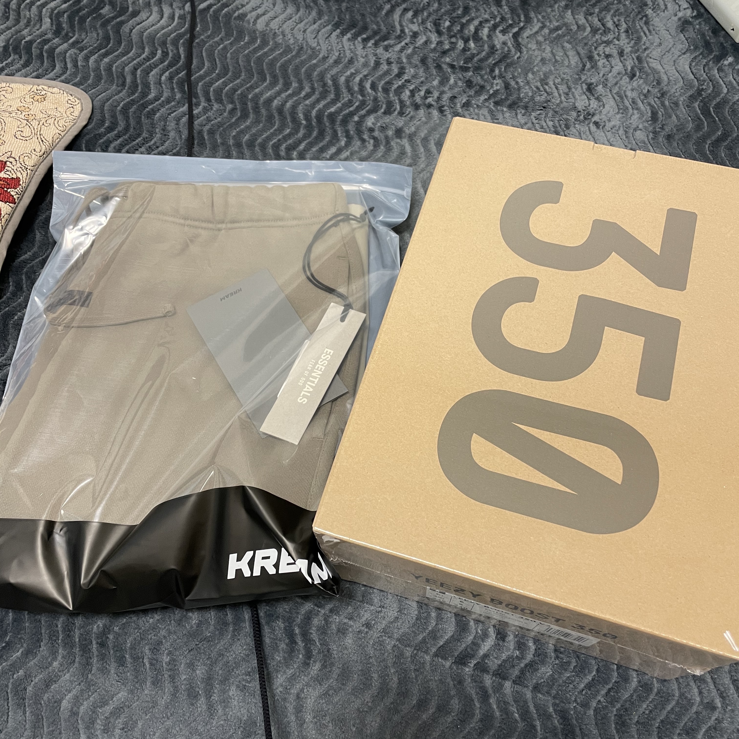 Adidas Yeezy Boost 350 V2 Yeezreel - Reflective, Essentials Sweatshorts Taupe - 21SS 착용 스타일 - 1