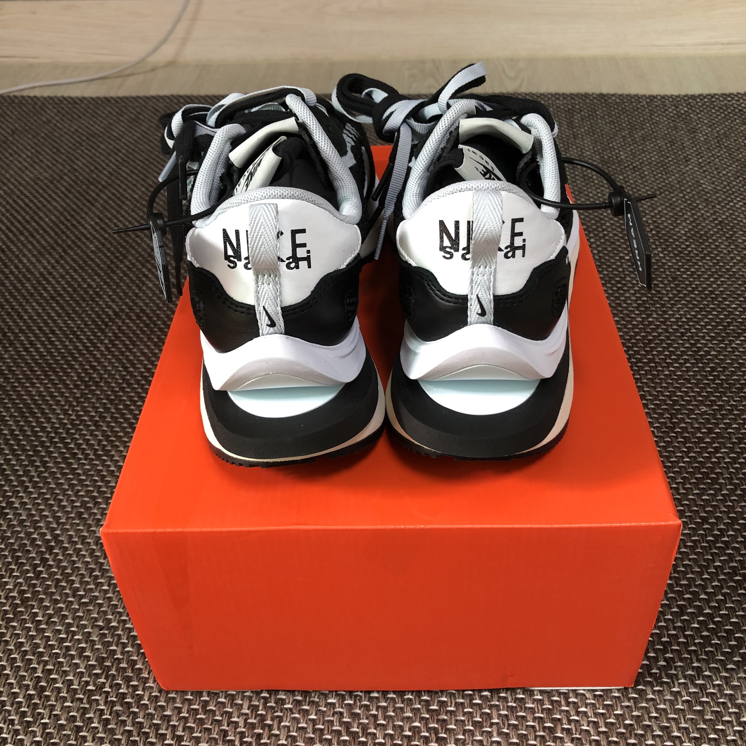 Nike x Sacai VaporWaffle Black White 착용 스타일 - 2