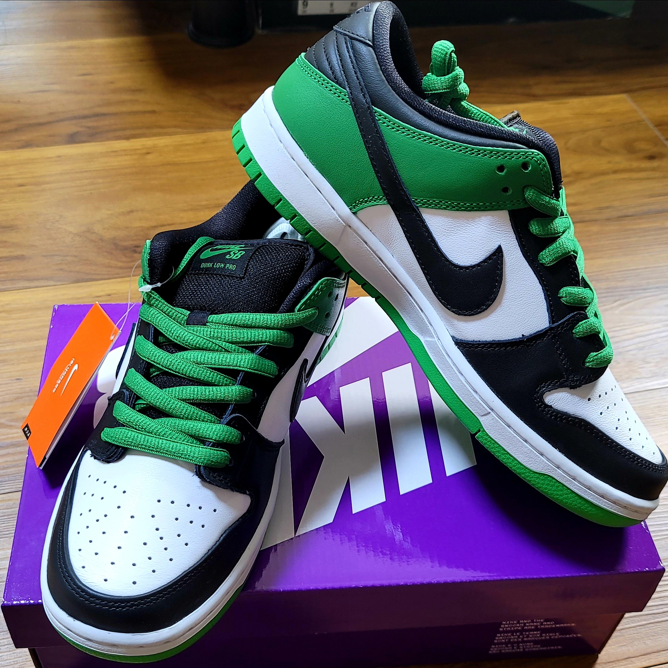 Nike SB Dunk Low Pro Black and Classic Green 착용 스타일 - 1