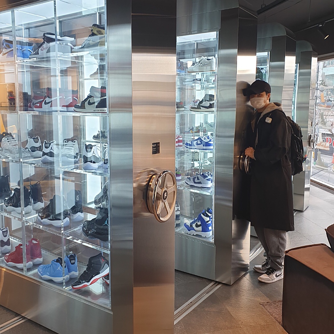 Jordan 1 Mid Light Smoke Grey, Supreme Backpack Black - 18FW 착용 스타일
