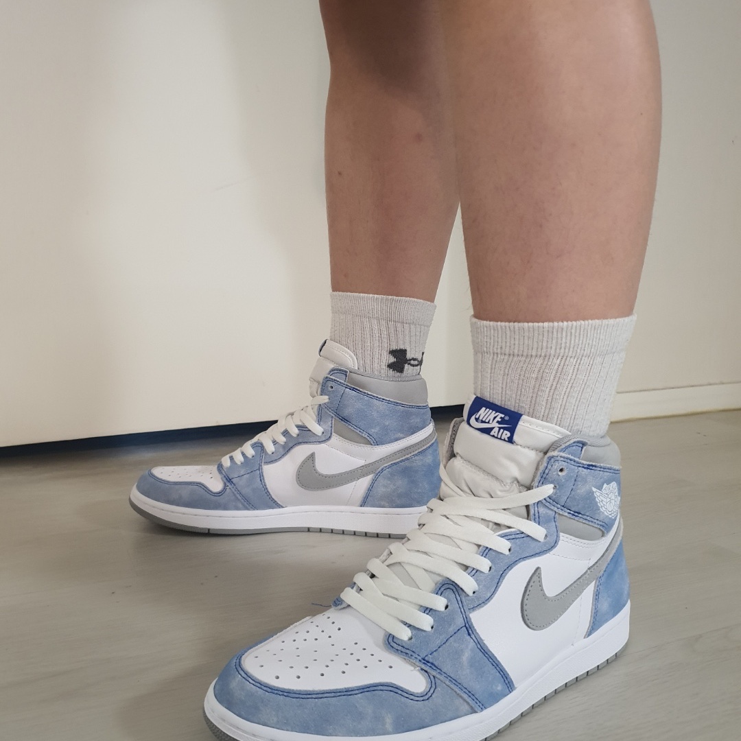 Jordan 1 Retro High OG Hyper Royal 착용 스타일 - 5