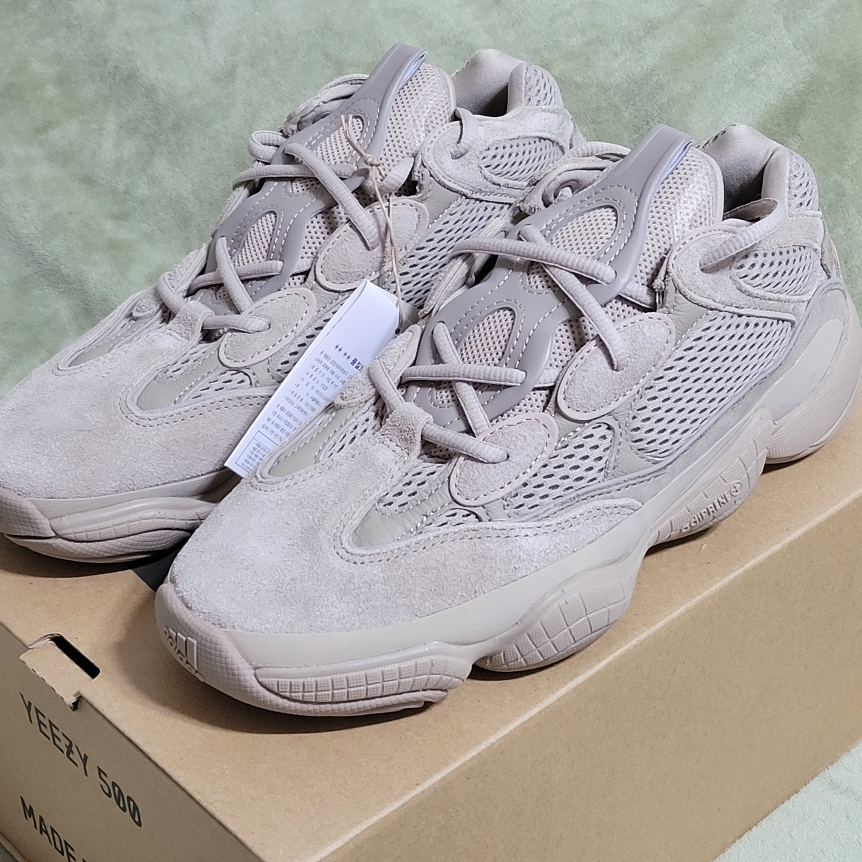 Adidas Yeezy 500 Taupe Light 착용 스타일 - 1