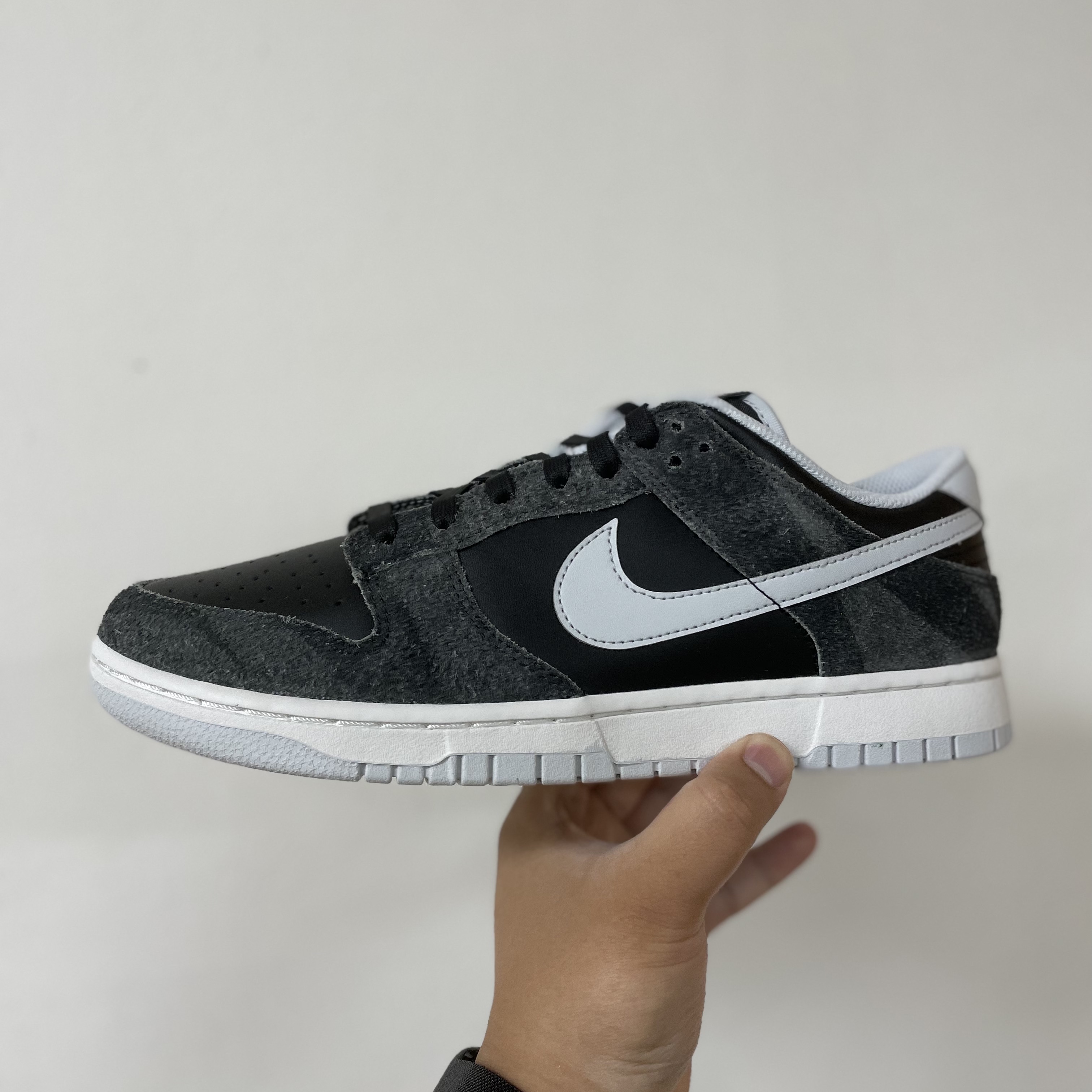 Nike Dunk Low Retro PRM Zebra 착용 스타일