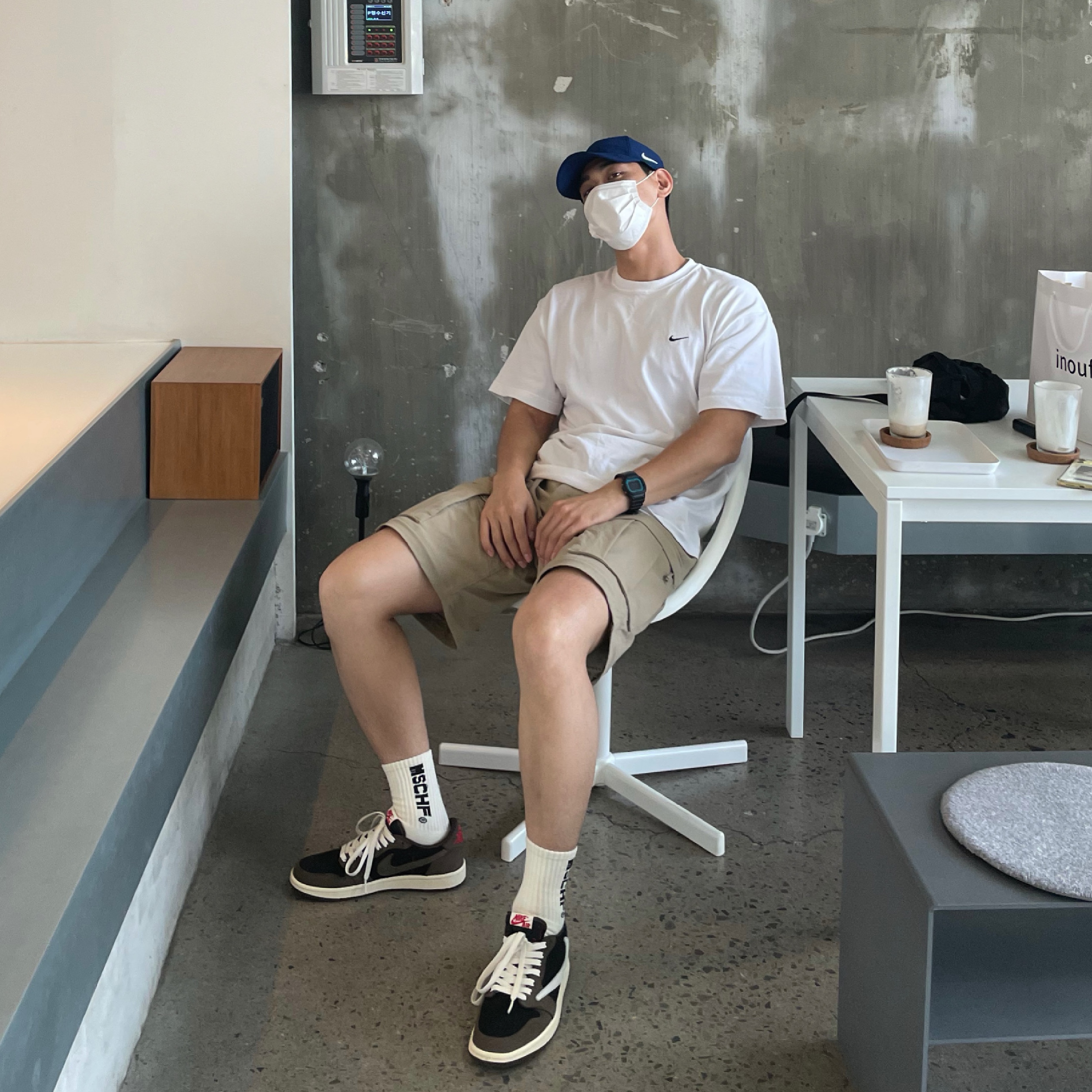 Jordan 1 x Travis Scott Retro Low OG SP Mocha, Nike NRG Solo Swoosh T-Shirt White - Asia 착용 스타일