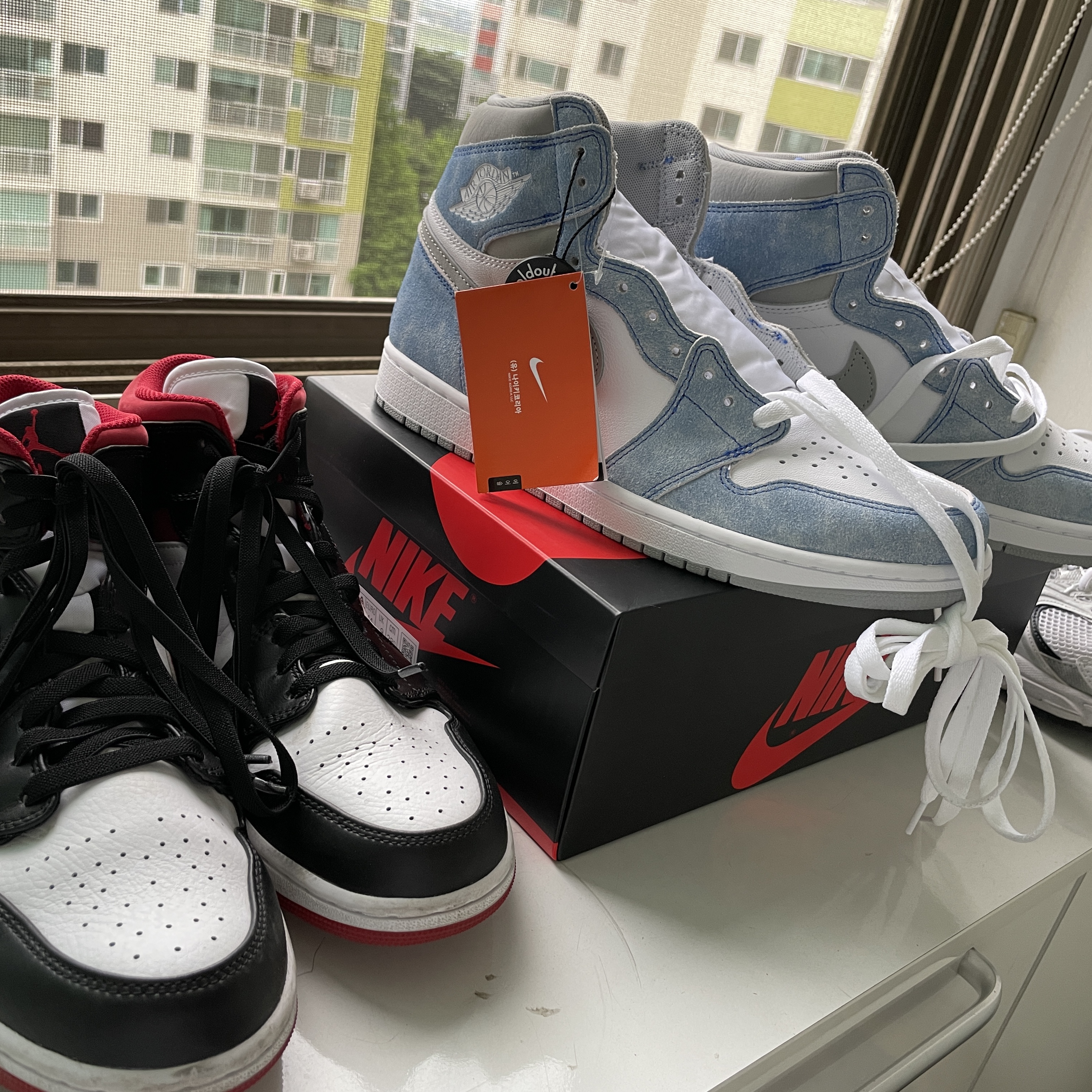 Jordan 1 Retro High OG Hyper Royal, Jordan 1 Mid Gym Red Black White 착용 스타일 - 3