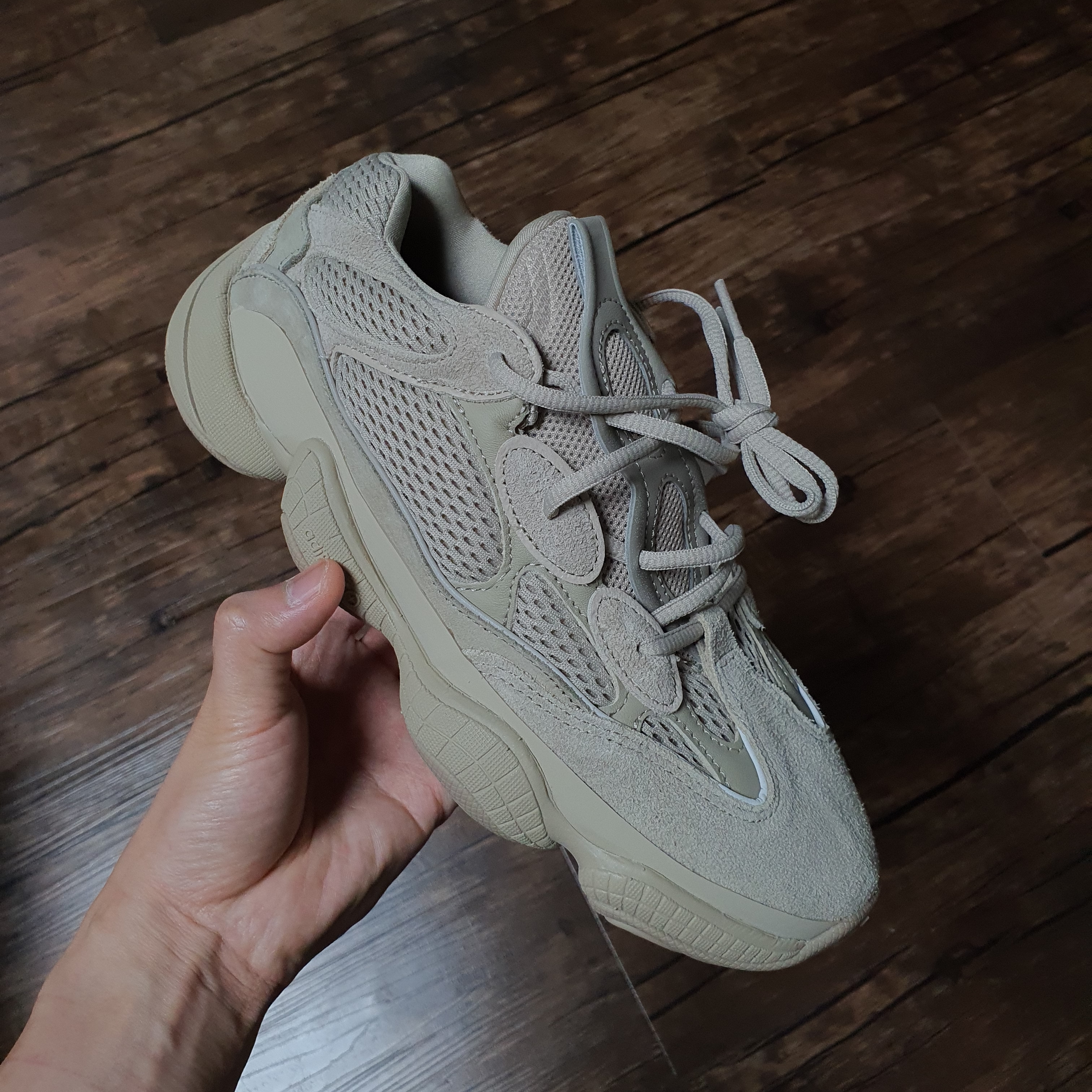 Adidas Yeezy 500 Taupe Light 착용 스타일