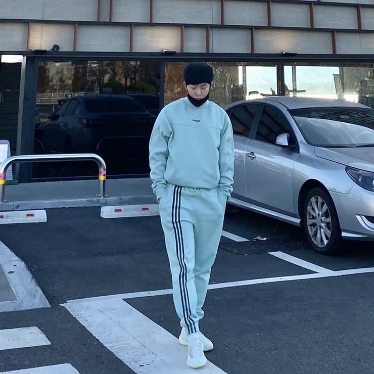 Adidas Yeezy Boost 380 Calcite Glow 착용 스타일