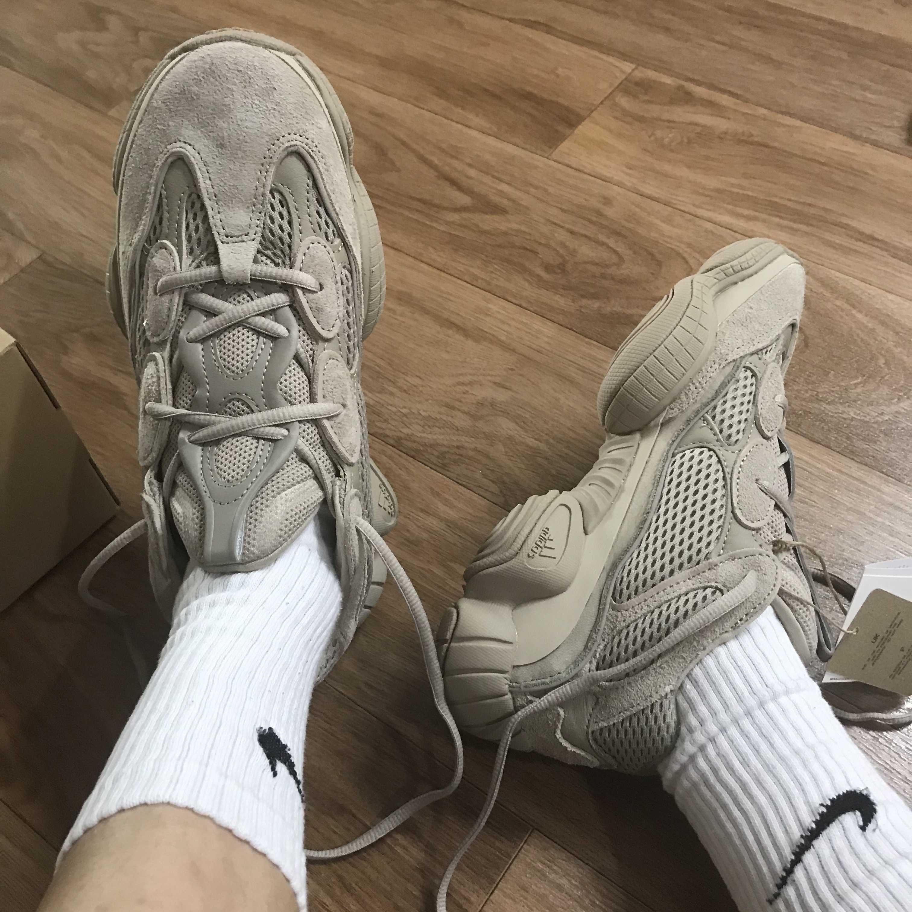 Adidas Yeezy 500 Taupe Light 착용 스타일