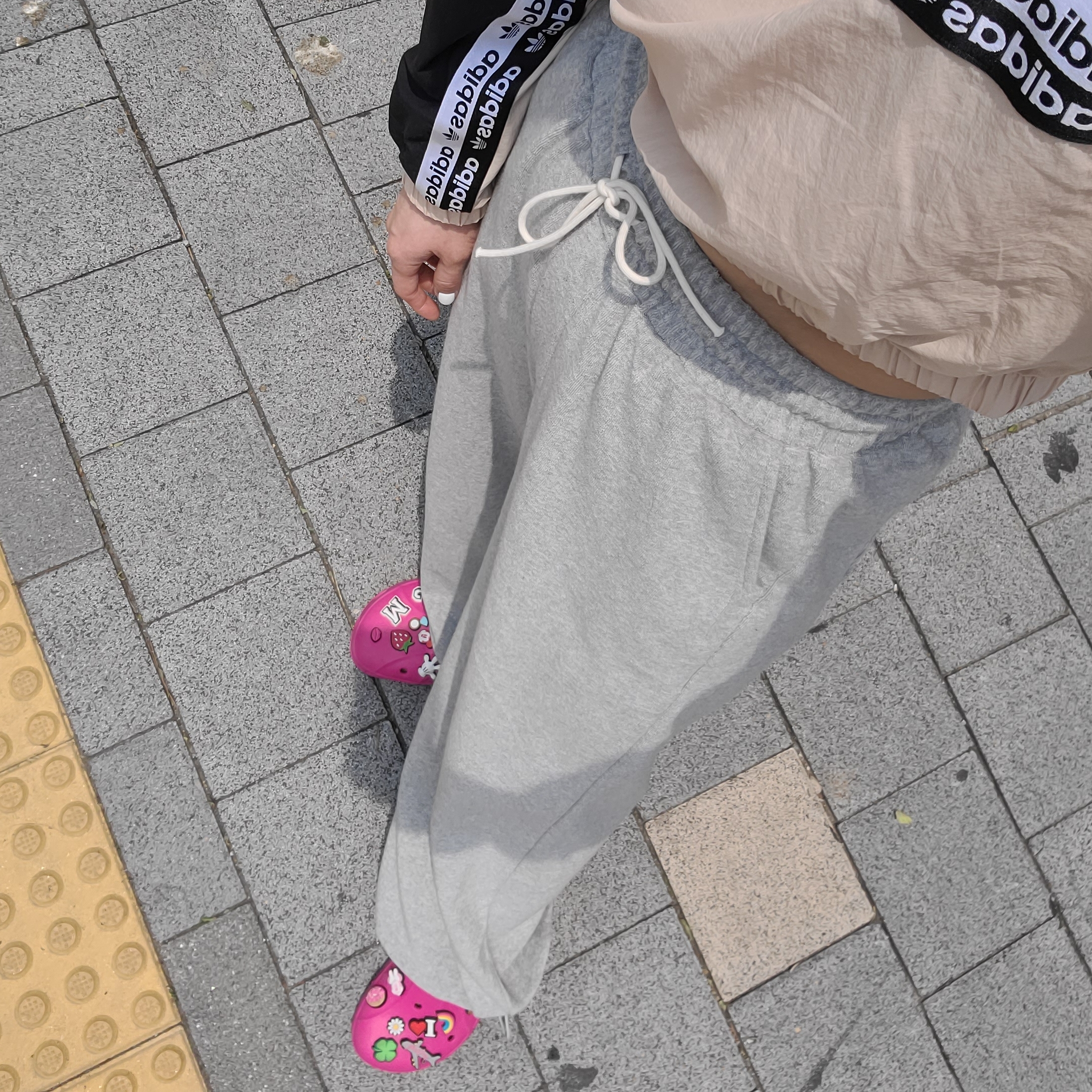 Crocs x Post Malone Duet Max Clog Electric Pink 착용 스타일