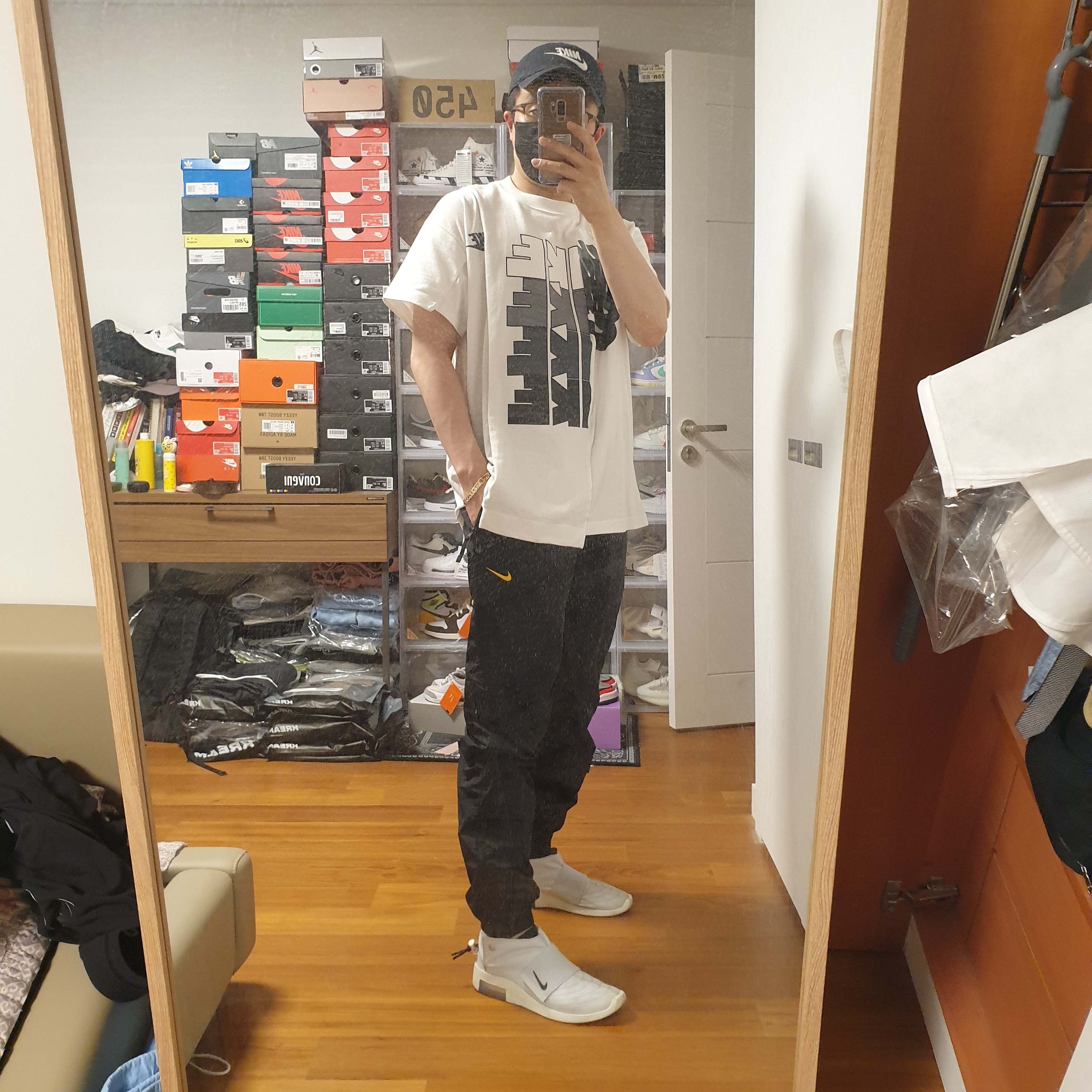 Nike x Fear of God Air Fear of God Moccasin Pure Platinum, Nike x Drake Nocta Essential Track Pants Black - US/EU 착용 스타일