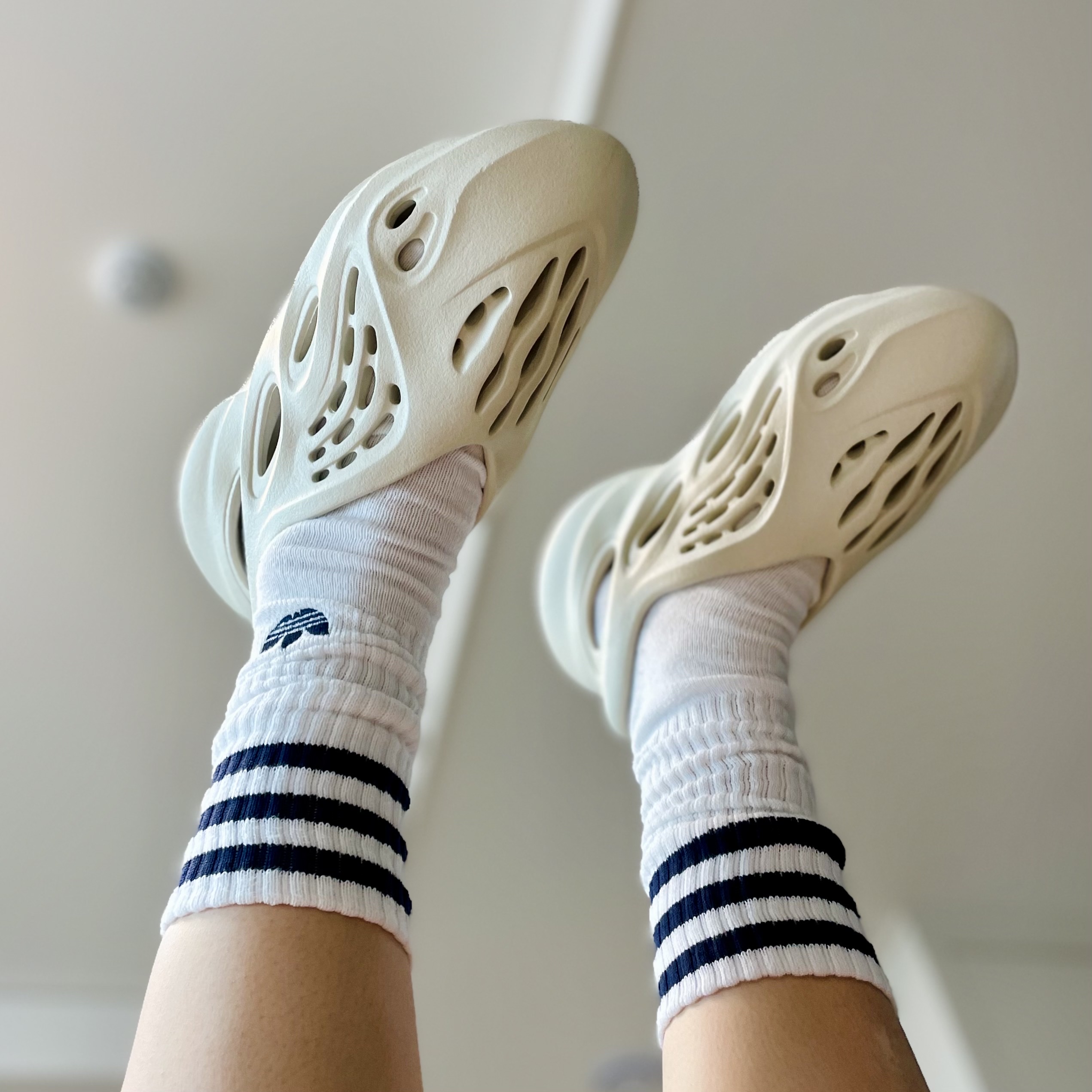 Adidas Yeezy Foam RNNR Sand 착용 스타일