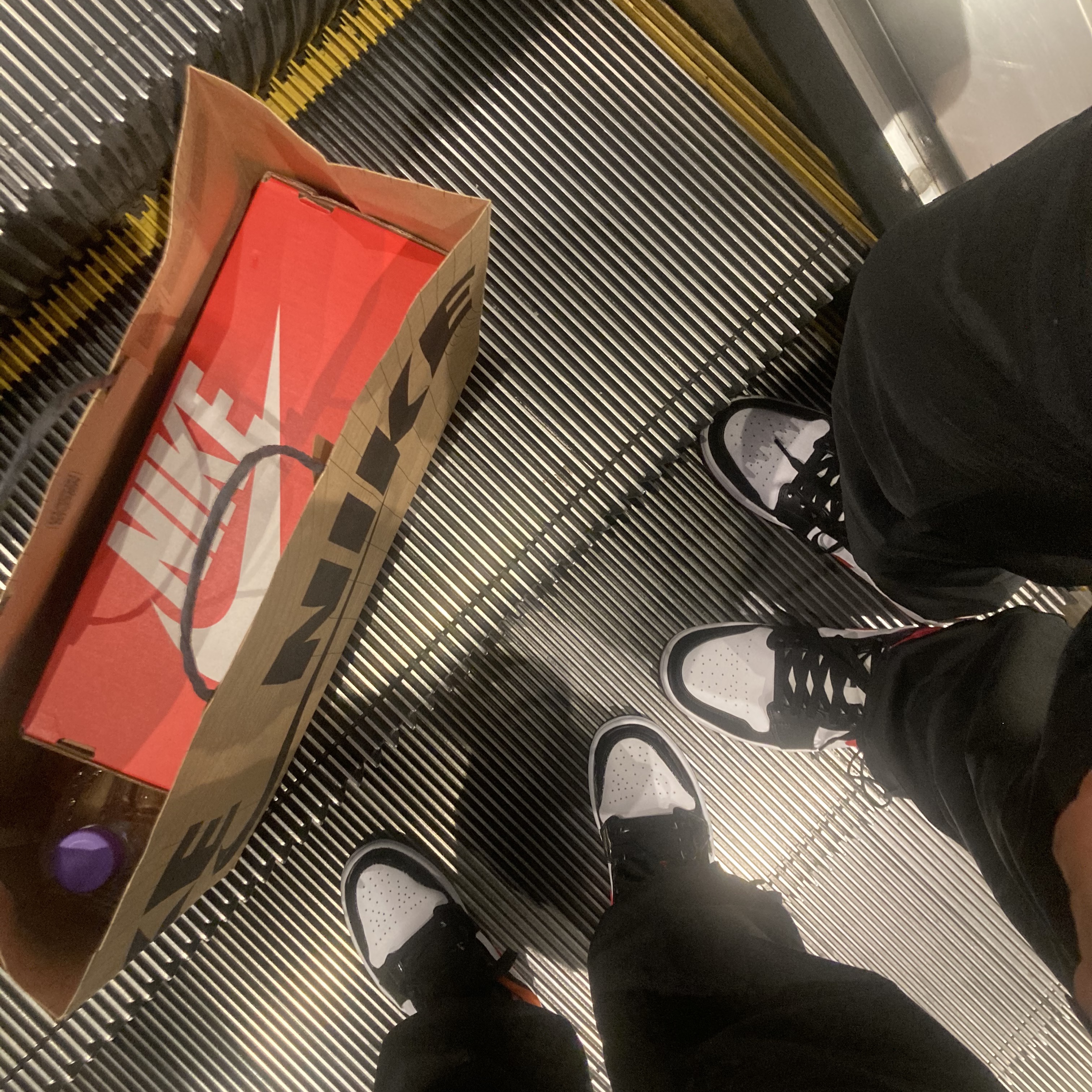 (W) Nike Dunk High Crimson Tint, Jordan 1 Mid Gym Red Black White 착용 스타일 - 2