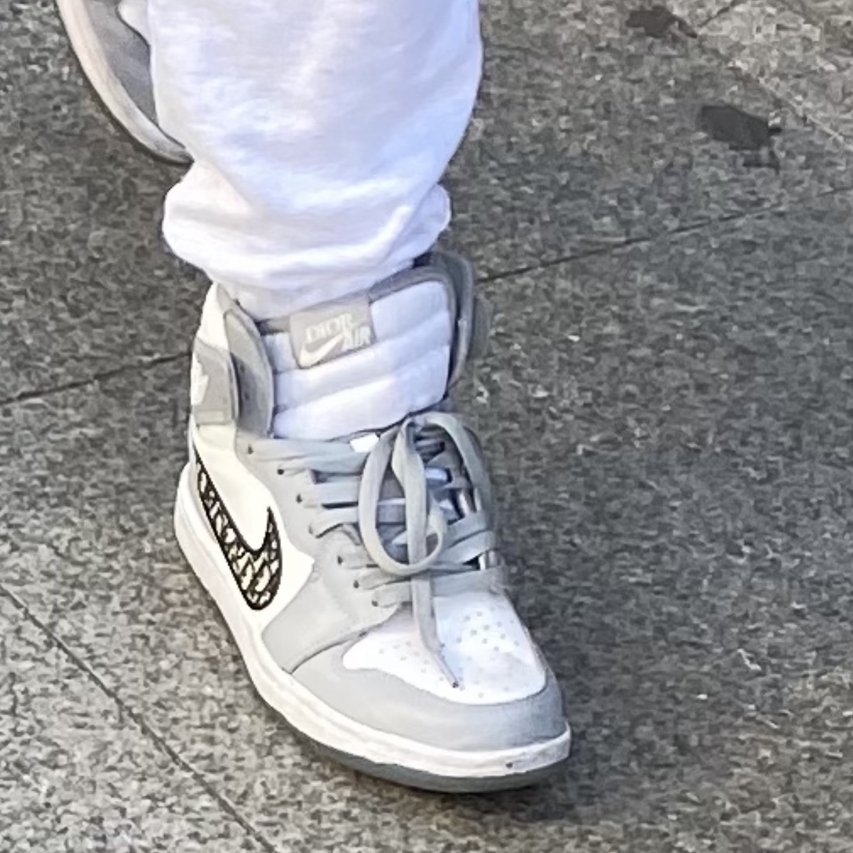 Jordan 1 x Dior High OG 착용 스타일
