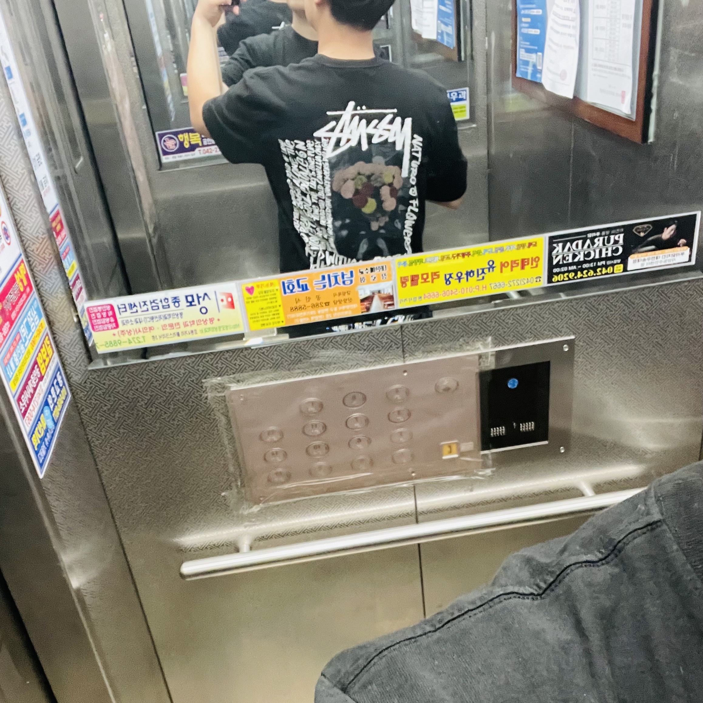 Stussy Camellias Pig. Dyed T-Shirt Black, Jordan 6 x Travis Scott Retro SP British Khaki 착용 스타일