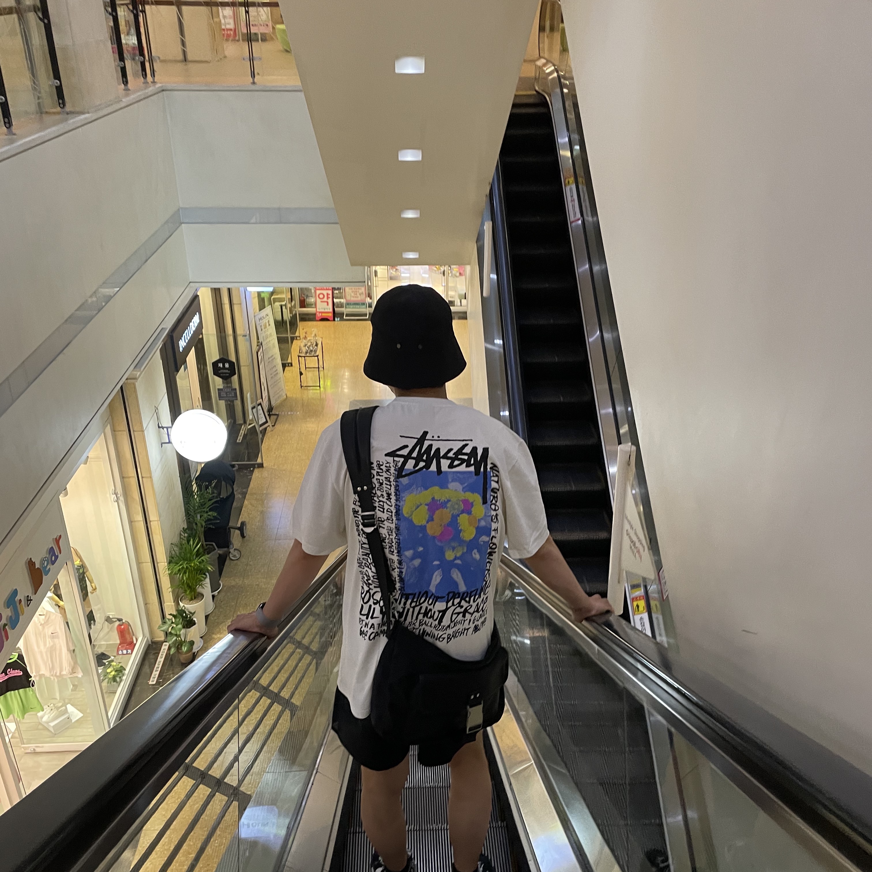 Stussy Camellias Pig. Dyed T-Shirt Natural, Nike x Sacai VaporWaffle Black White 착용 스타일
