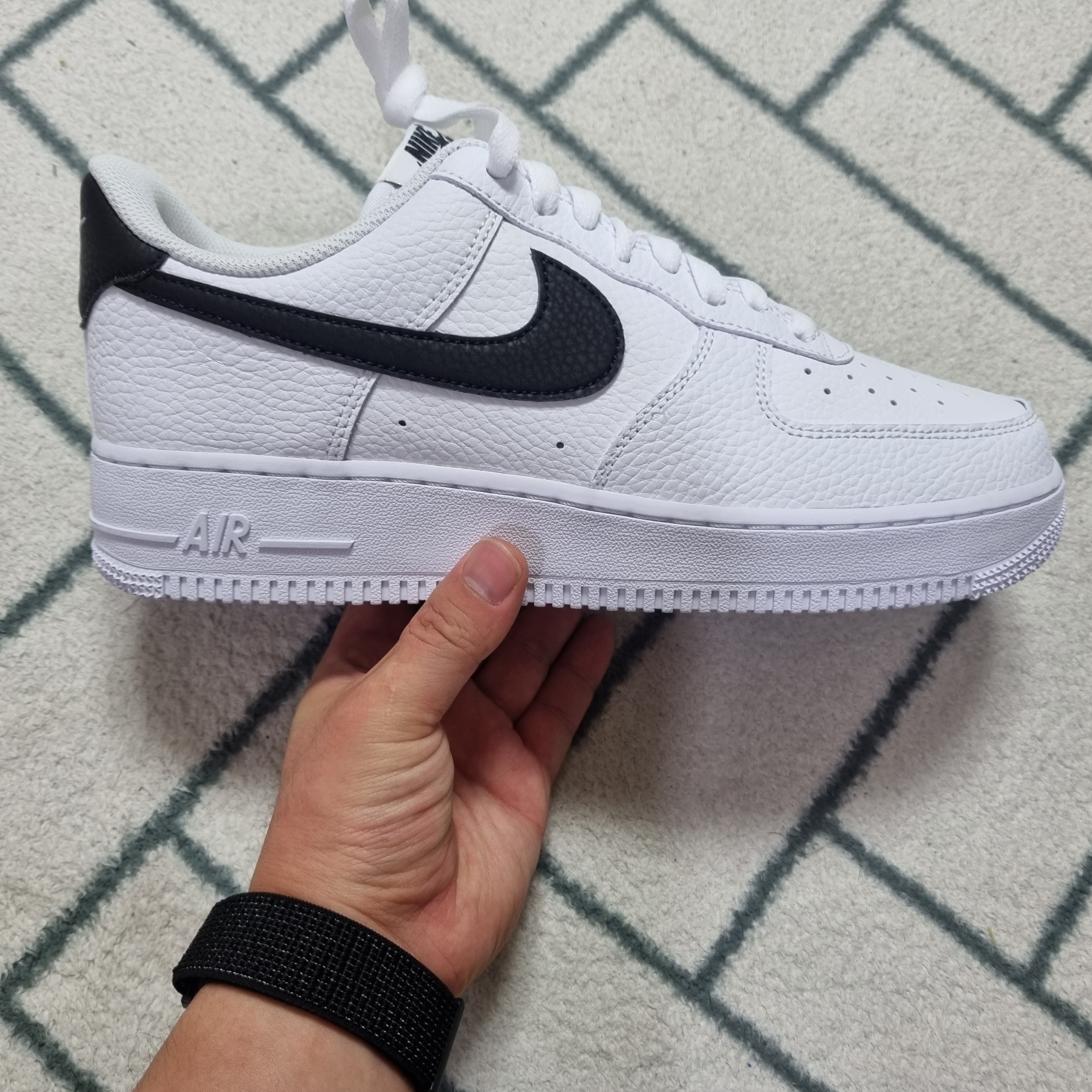 Nike Air Force 1 '07 White Black 착용 스타일 - 2