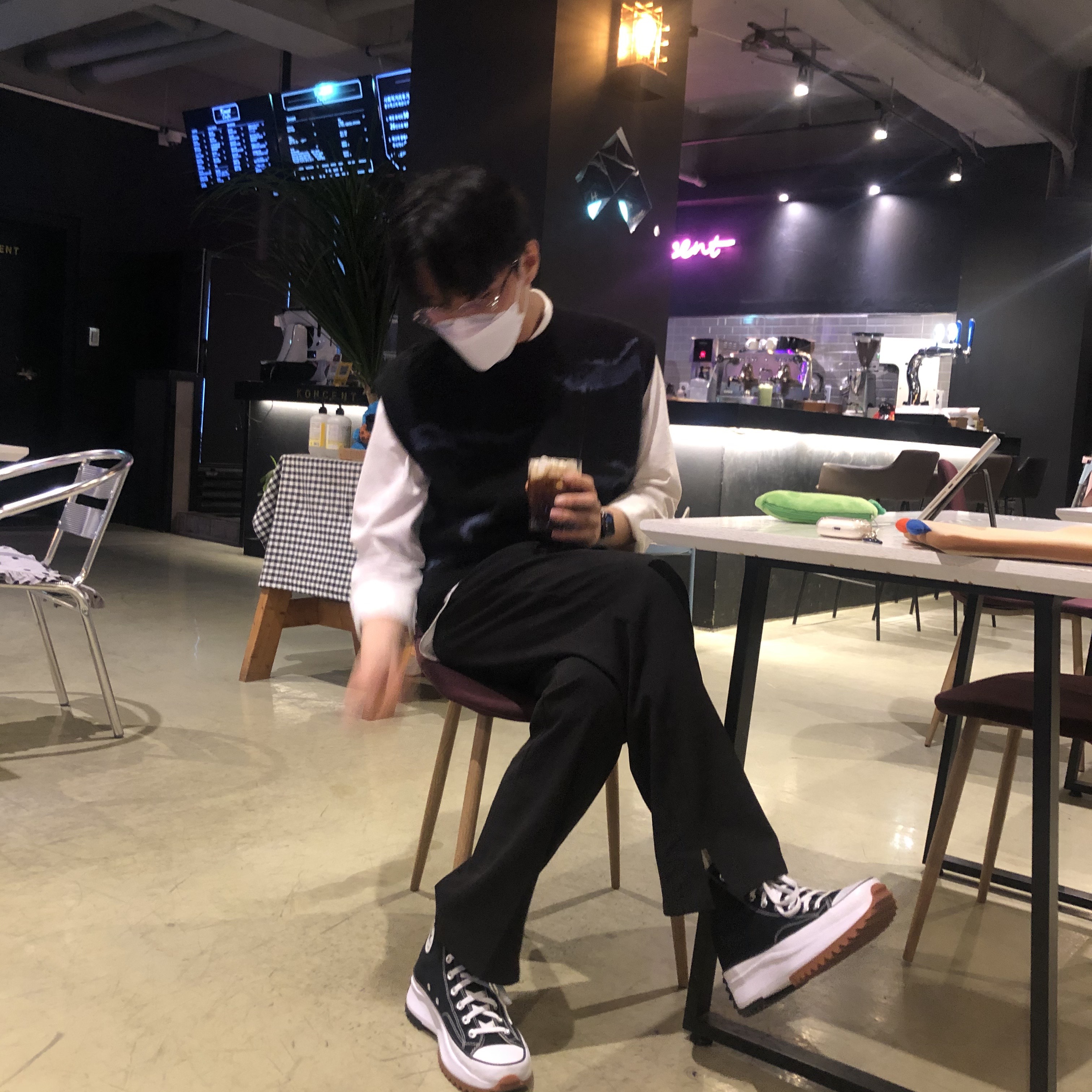 Converse Run Star Hike Hi Black White Gum 착용 스타일