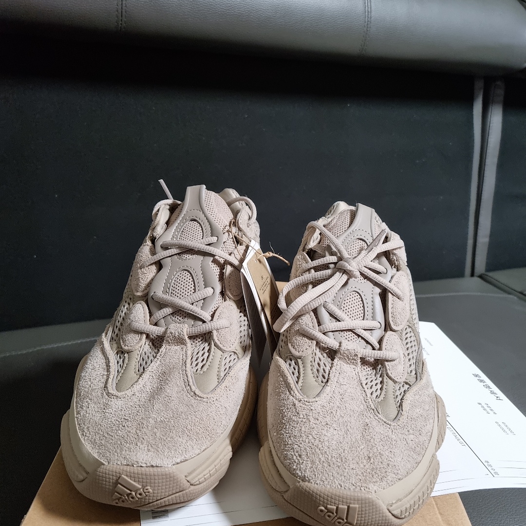 Adidas Yeezy 500 Taupe Light 착용 스타일 - 2