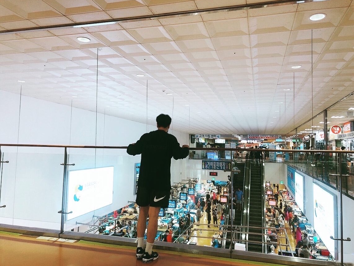 Essentials Pull-Over Crewneck Sweatshirt Black - 21SS, Nike x Stussy Water Shorts Off Noir 착용 스타일