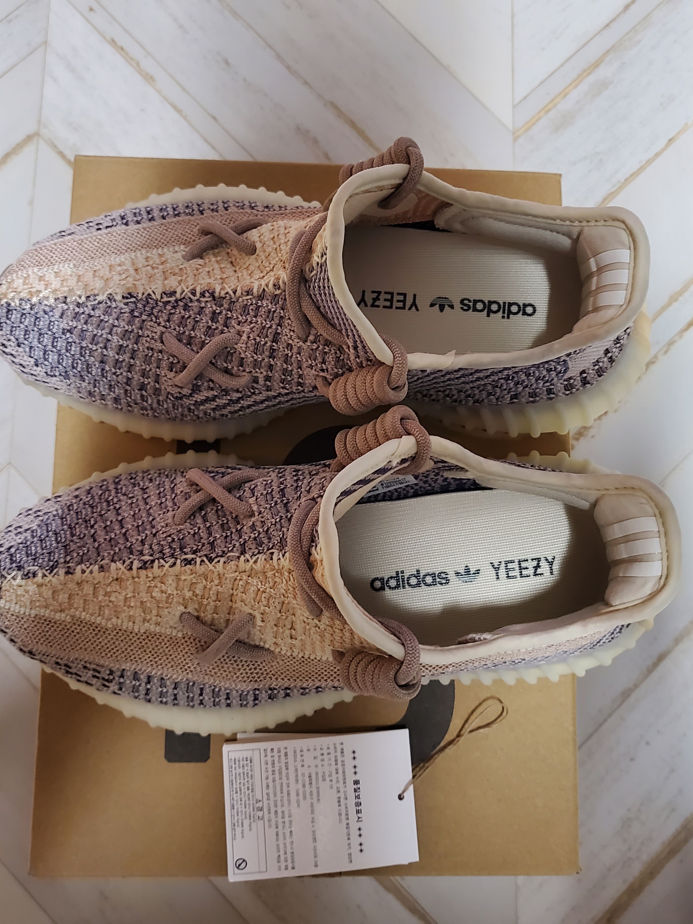 Adidas Yeezy Boost 350 V2 Ash Pearl, Adidas Yeezy Boost 380 Alien Blue - Reflective 착용 스타일 - 2