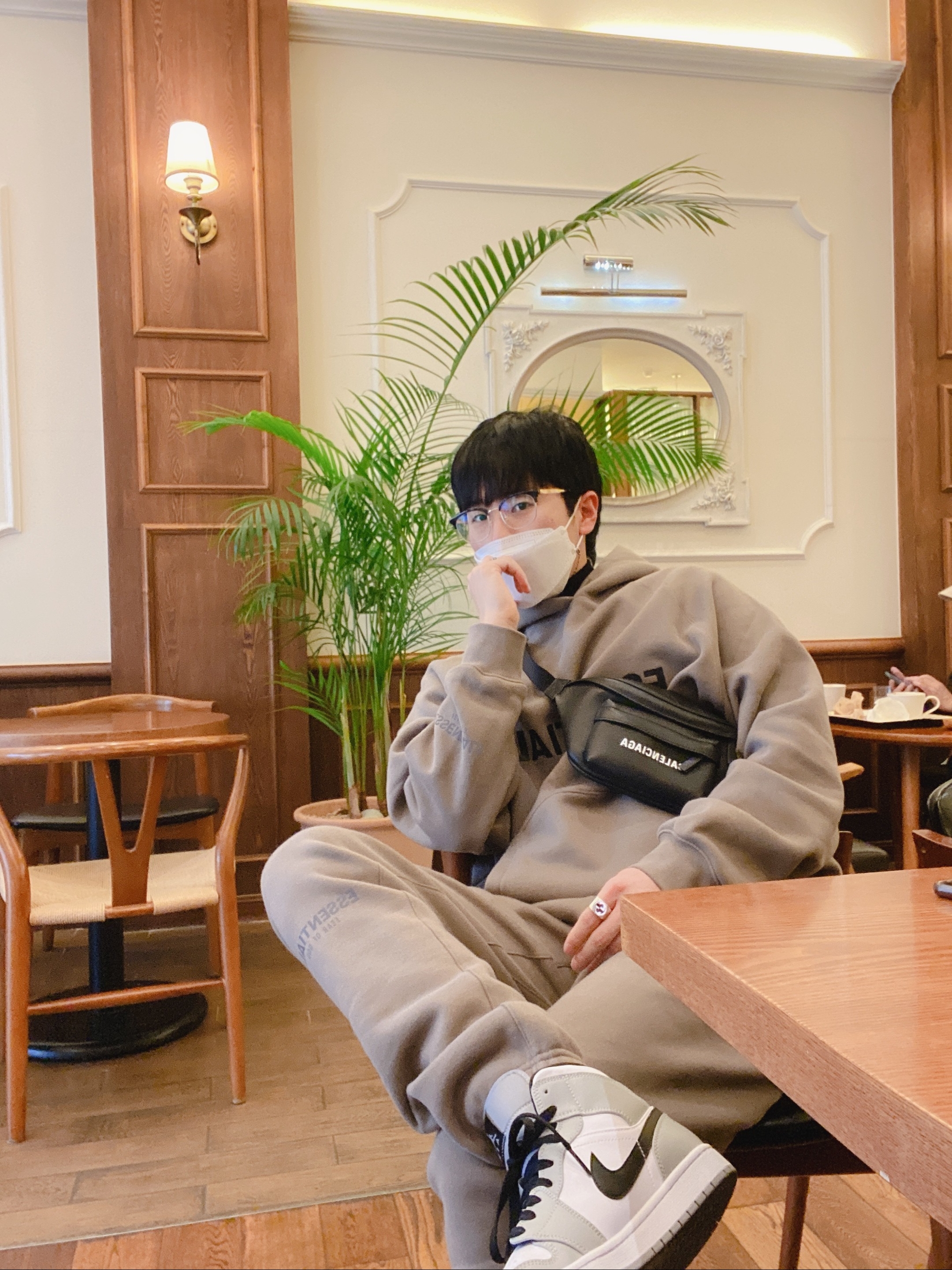 Jordan 1 Mid Light Smoke Grey, Essentials 3D Silicon Applique Pullover Hoodie Taupe - 20FW 착용 스타일