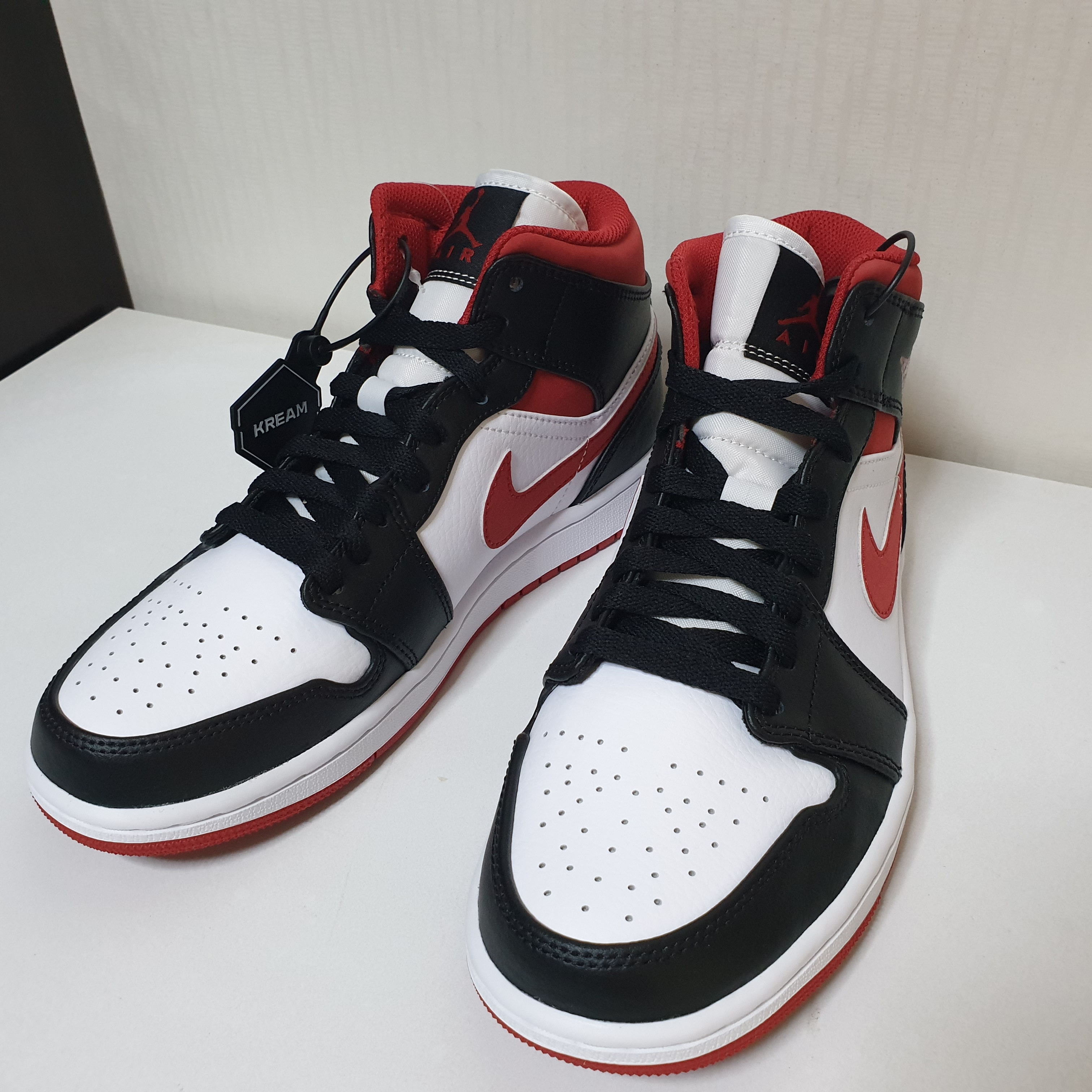 Jordan 1 Mid Gym Red Black White 착용 스타일 - 2