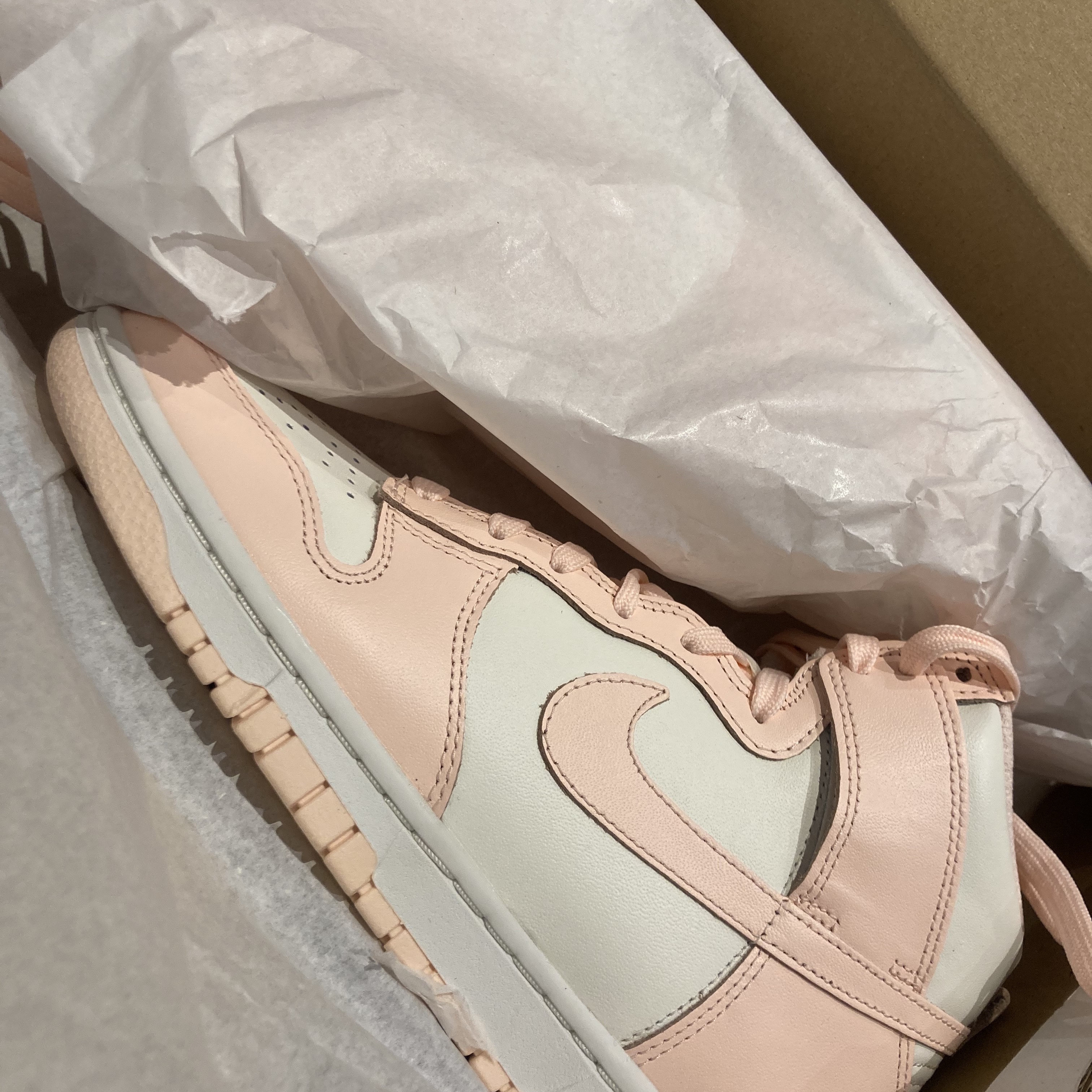(W) Nike Dunk High Crimson Tint, Jordan 1 Mid Gym Red Black White 착용 스타일 - 1