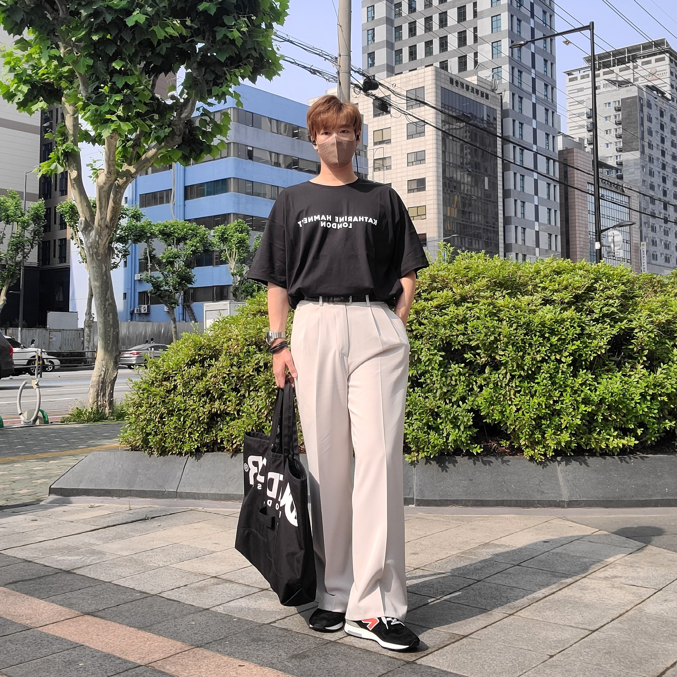 New Balance x J.Crew 1400 Made in USA Black Orange 착용 스타일