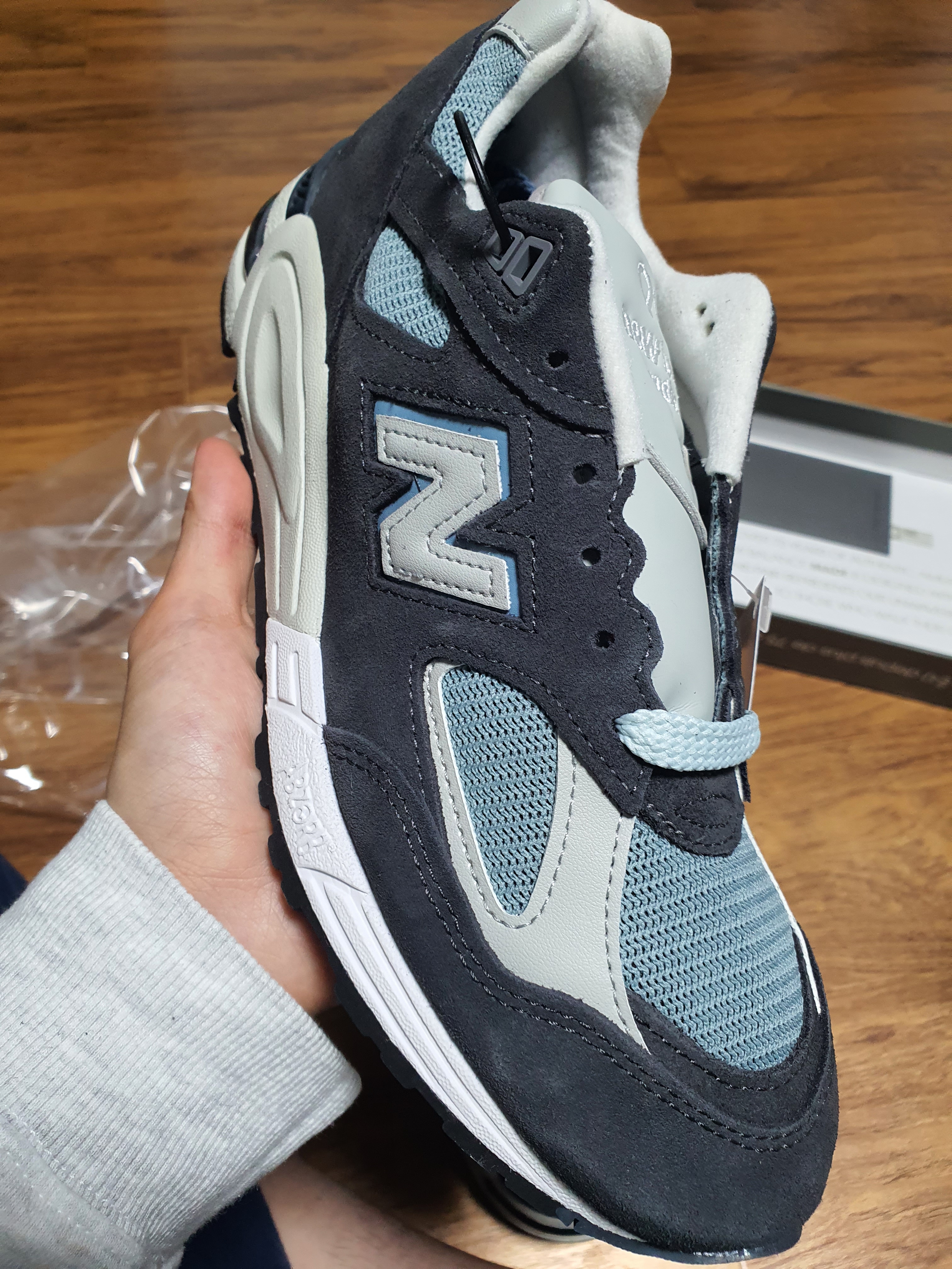 New Balance x Kith 990v2 CL Steel Blue 착용 스타일 - 2
