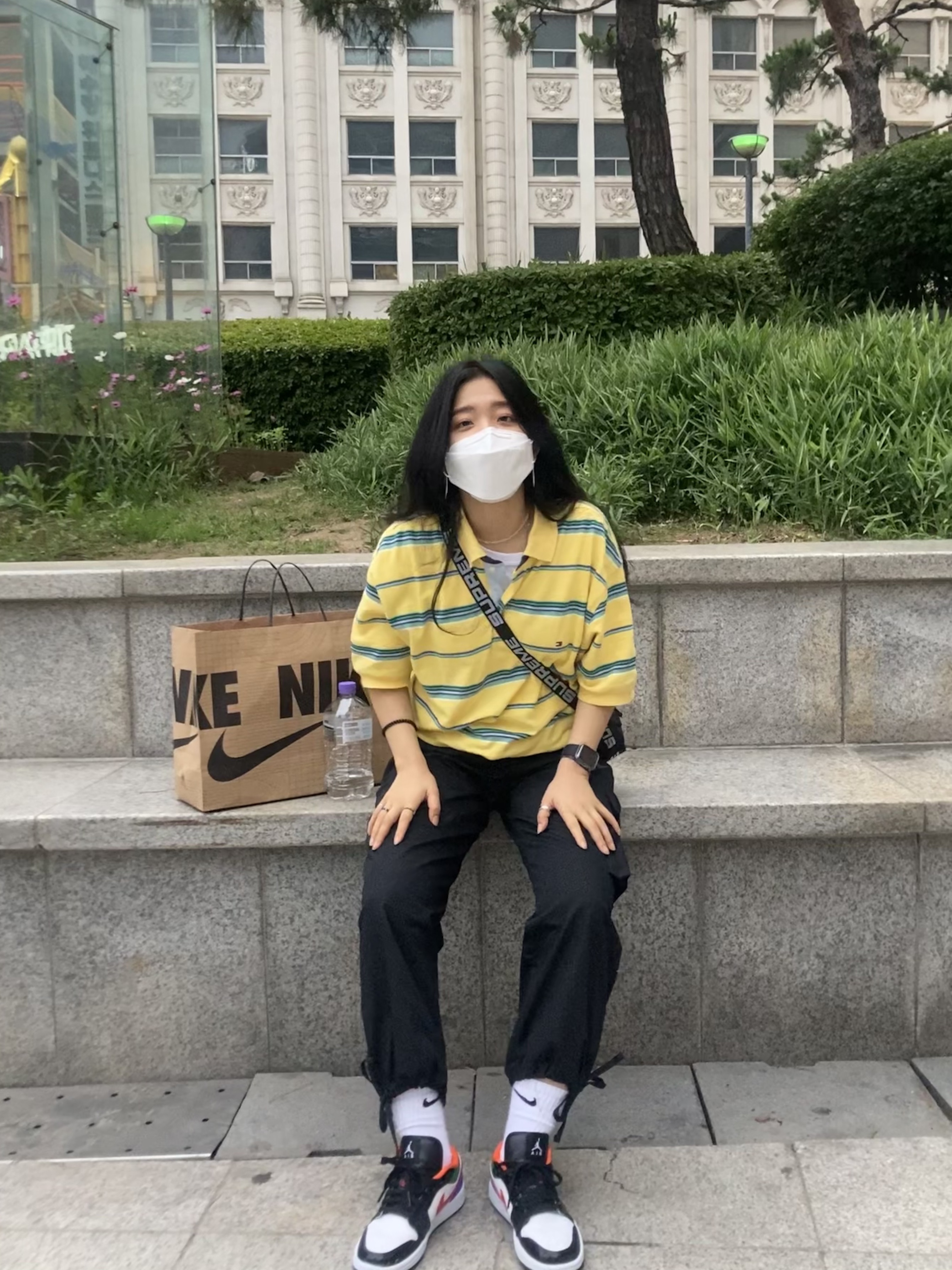 (W) Jordan 1 Low SE Multi-Color Black Toe, (W) Nike Dunk High Crimson Tint 착용 스타일
