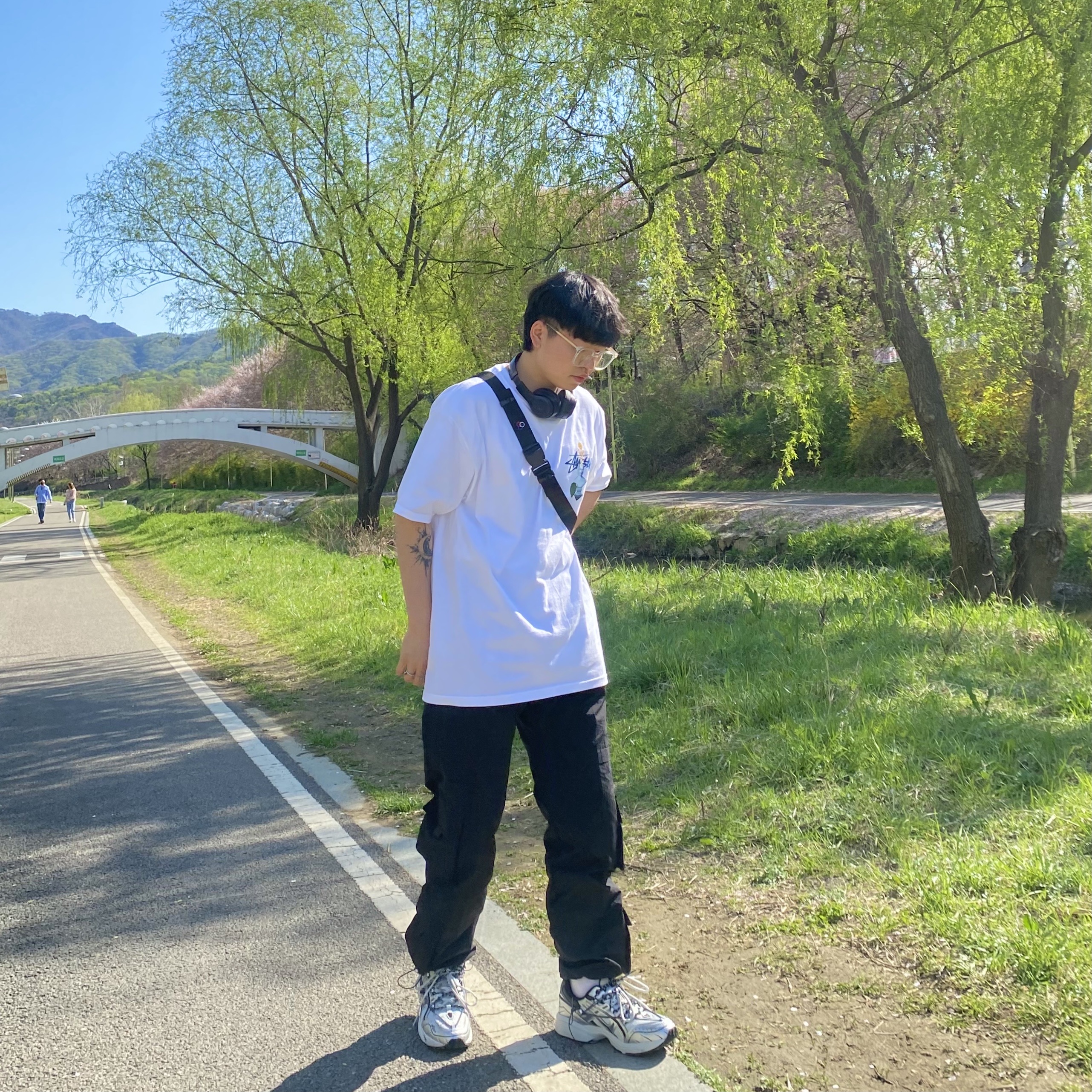 Stussy Psychedelic T-Shirt White, Asics x Andersson Bell Gel-1090 Glacier Grey Silver 착용 스타일 - 1
