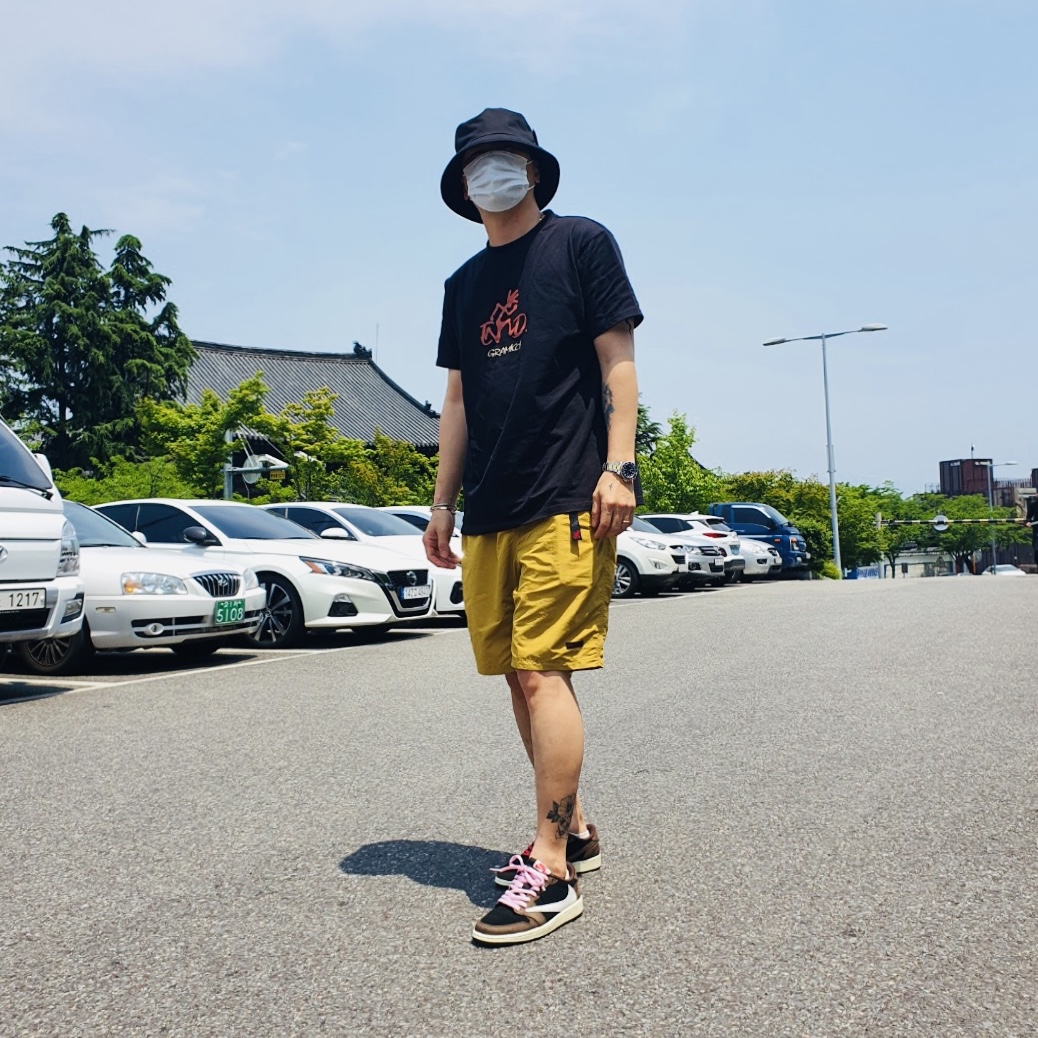 Jordan 1 x Travis Scott Retro Low OG SP Mocha 착용 스타일 - 3