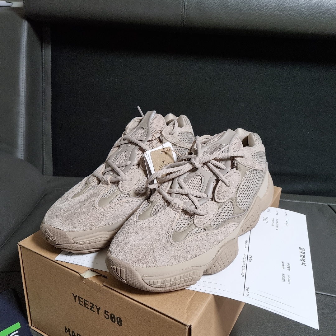 Adidas Yeezy 500 Taupe Light 착용 스타일 - 1