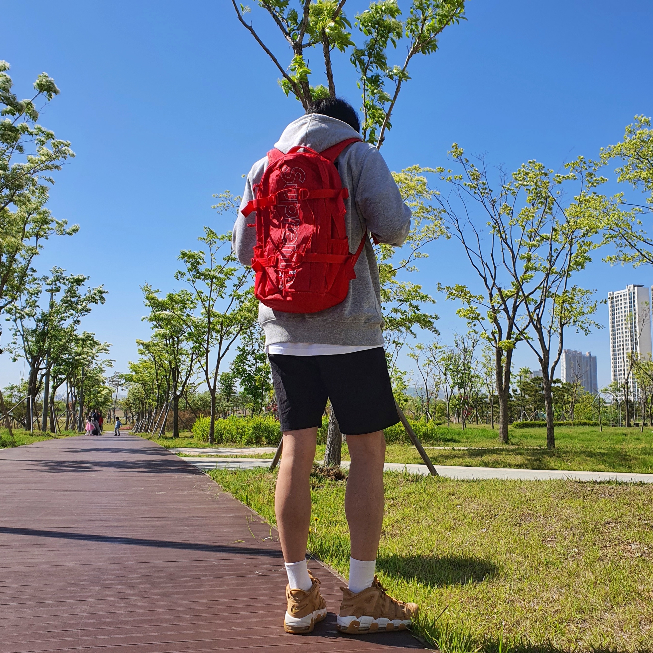Supreme Backpack Red - 18FW, Nike Air More Uptempo Flax 착용 스타일