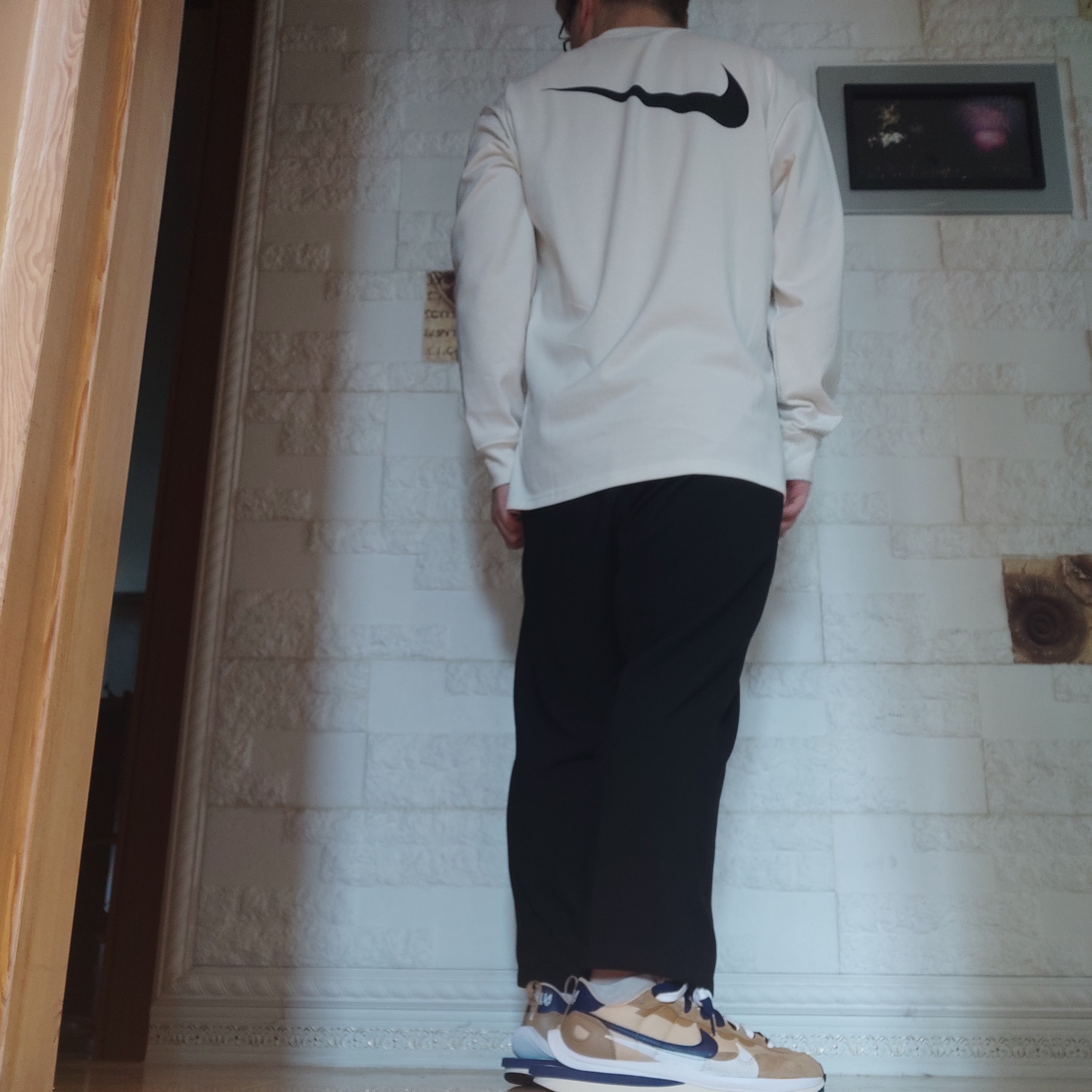 Nike x Sacai VaporWaffle Sesame and Blue Void, Nike x Stussy Big Swoosh LS T-Shirt White - US/EU 착용 스타일
