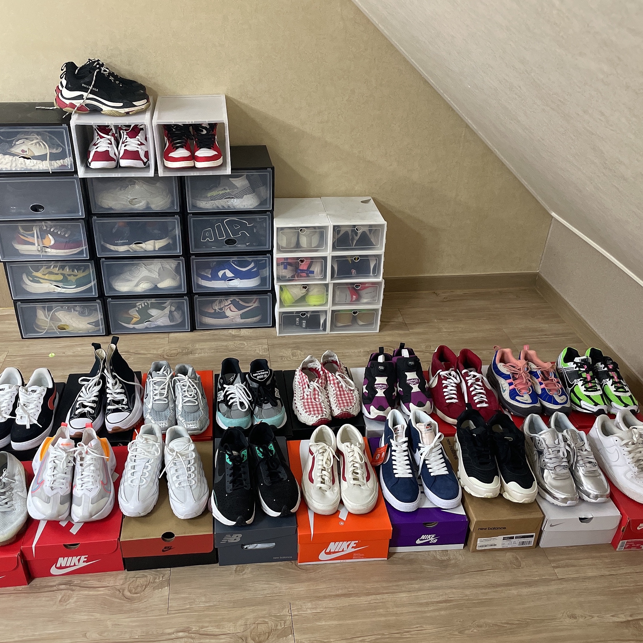 Balenciaga Triple S Trainer Black White Red 2018, Jordan 6 Retro Carmine 2021 착용 스타일
