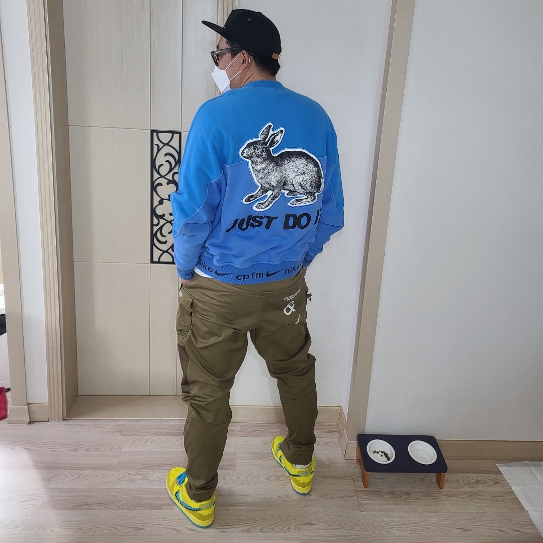 Nike x Grateful Dead SB Dunk Low Yellow Bear, Nike x Cactus Plant Flea Market Fleece Crewneck Blue 착용 스타일