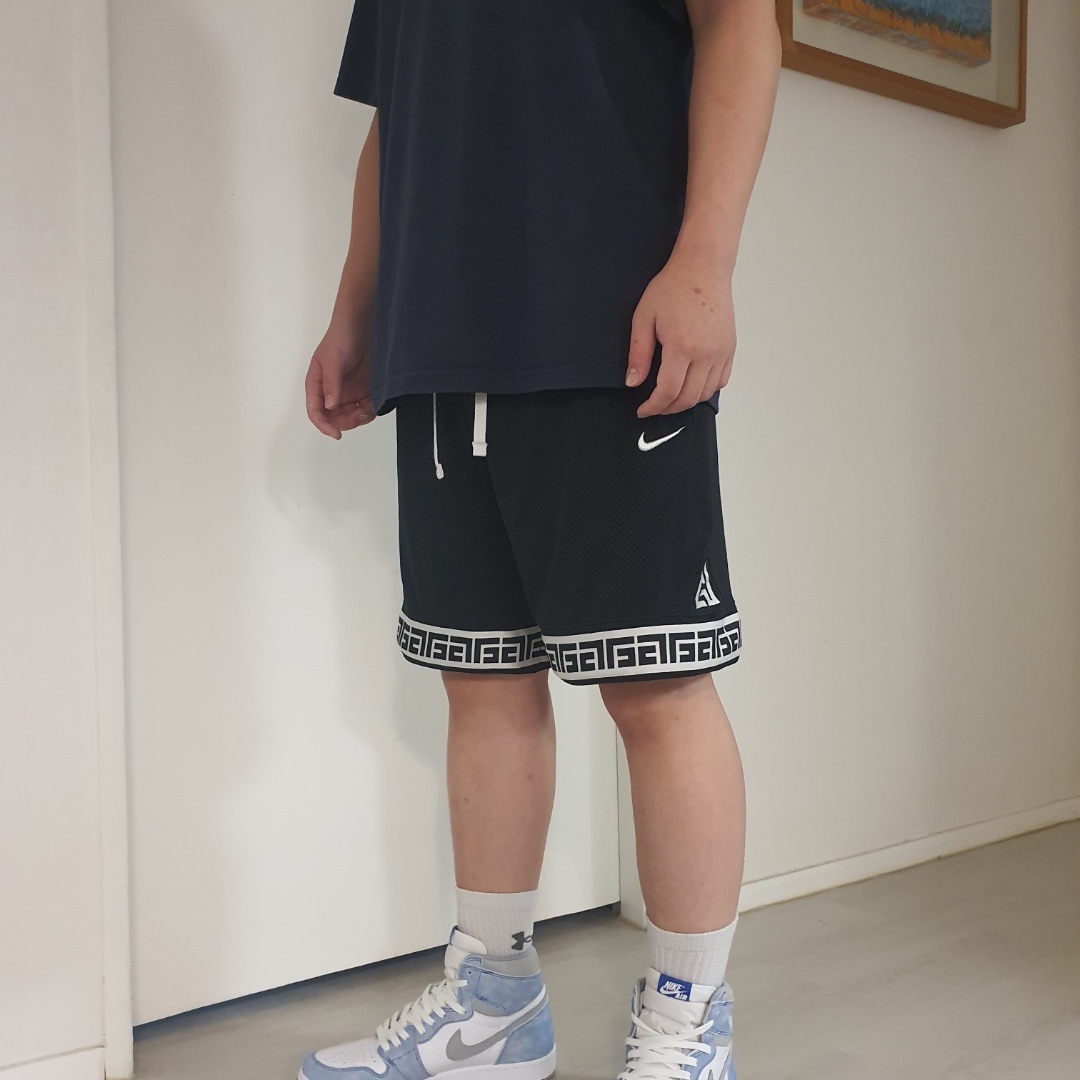 Jordan 1 Retro High OG Hyper Royal 착용 스타일