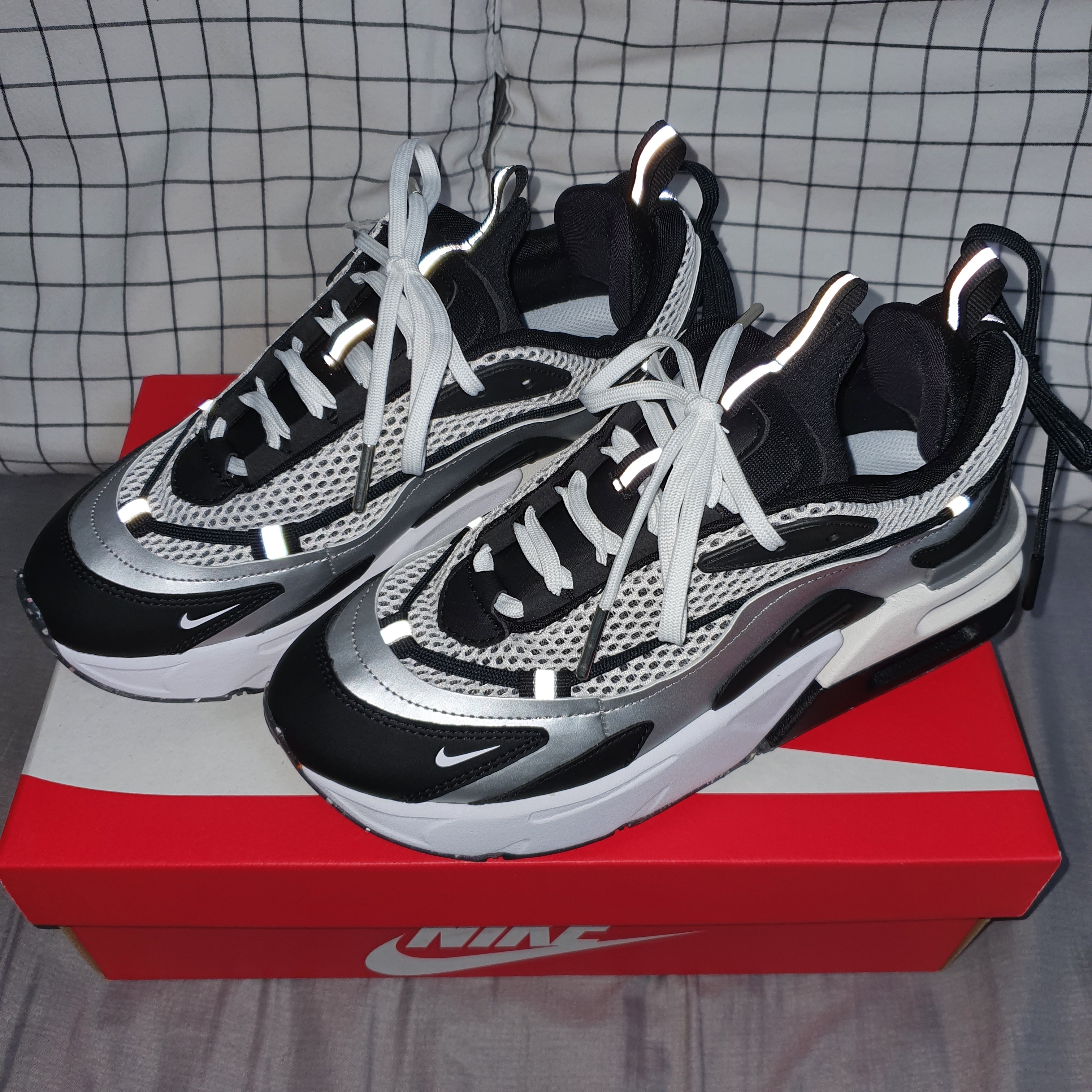 (W) Nike Air Max Furyosa Silver and Black 착용 스타일 - 2