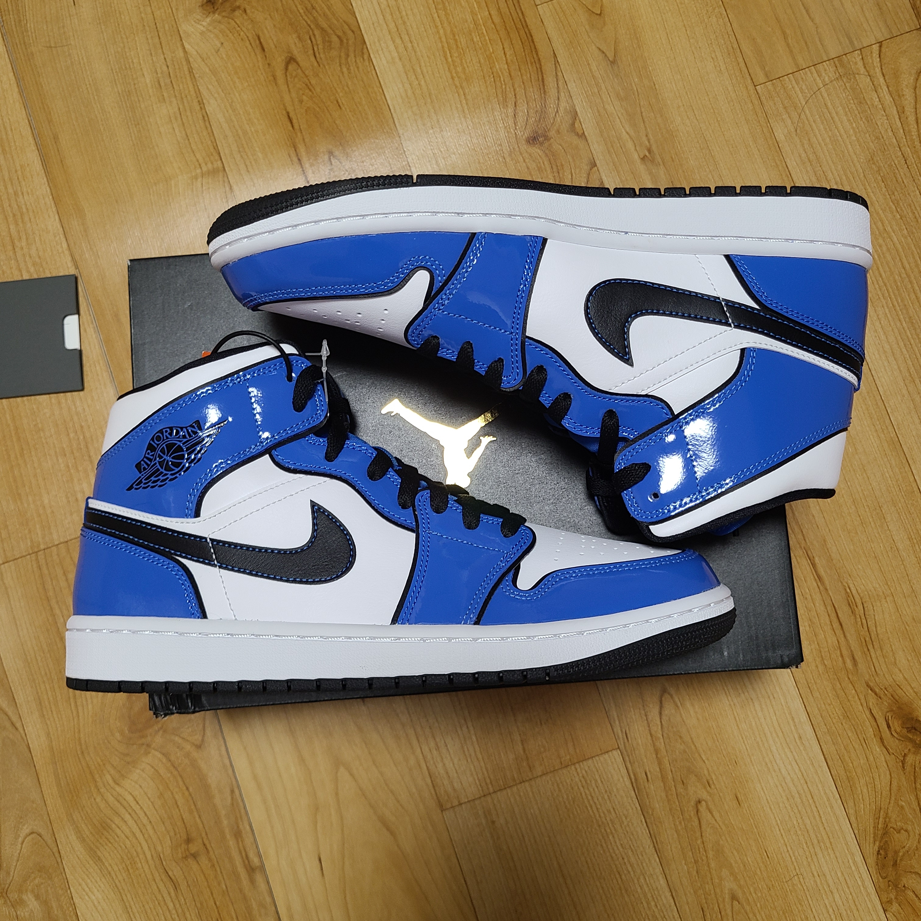 Jordan 1 Mid SE Signal Blue 착용 스타일 - 3