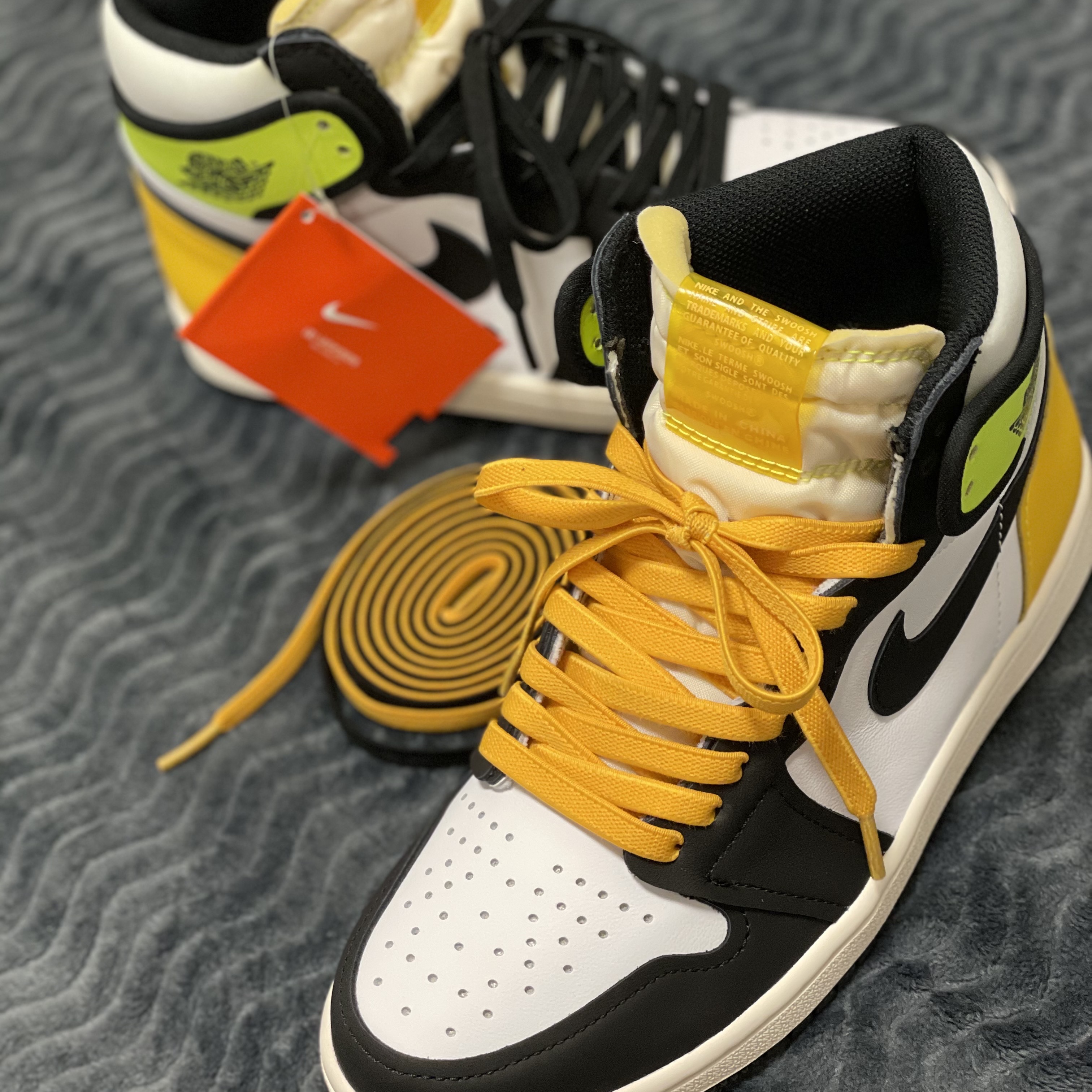 Jordan 1 Retro High OG Volt Gold 착용 스타일 - 2