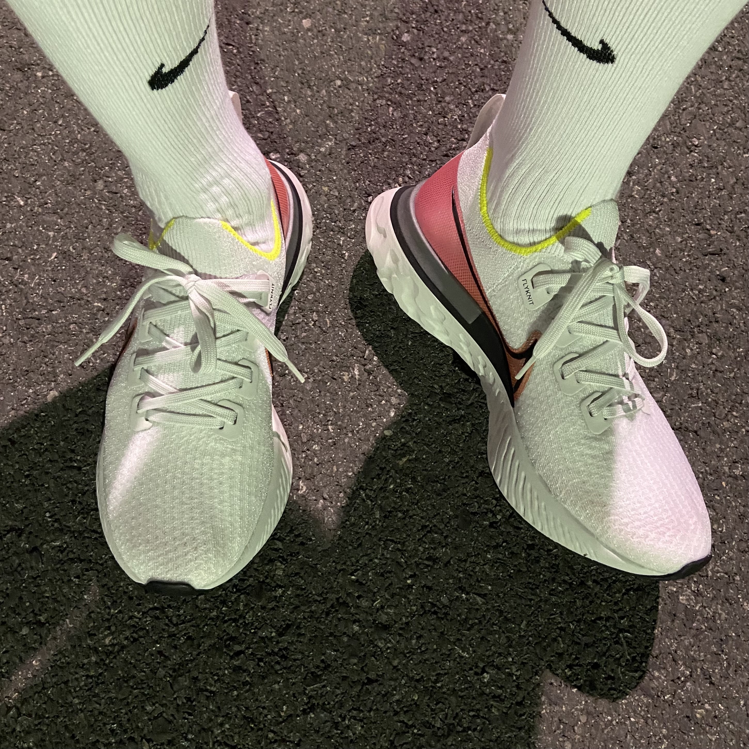 Nike React Infinity Run Platinum Tint Pink Blast 착용 스타일
