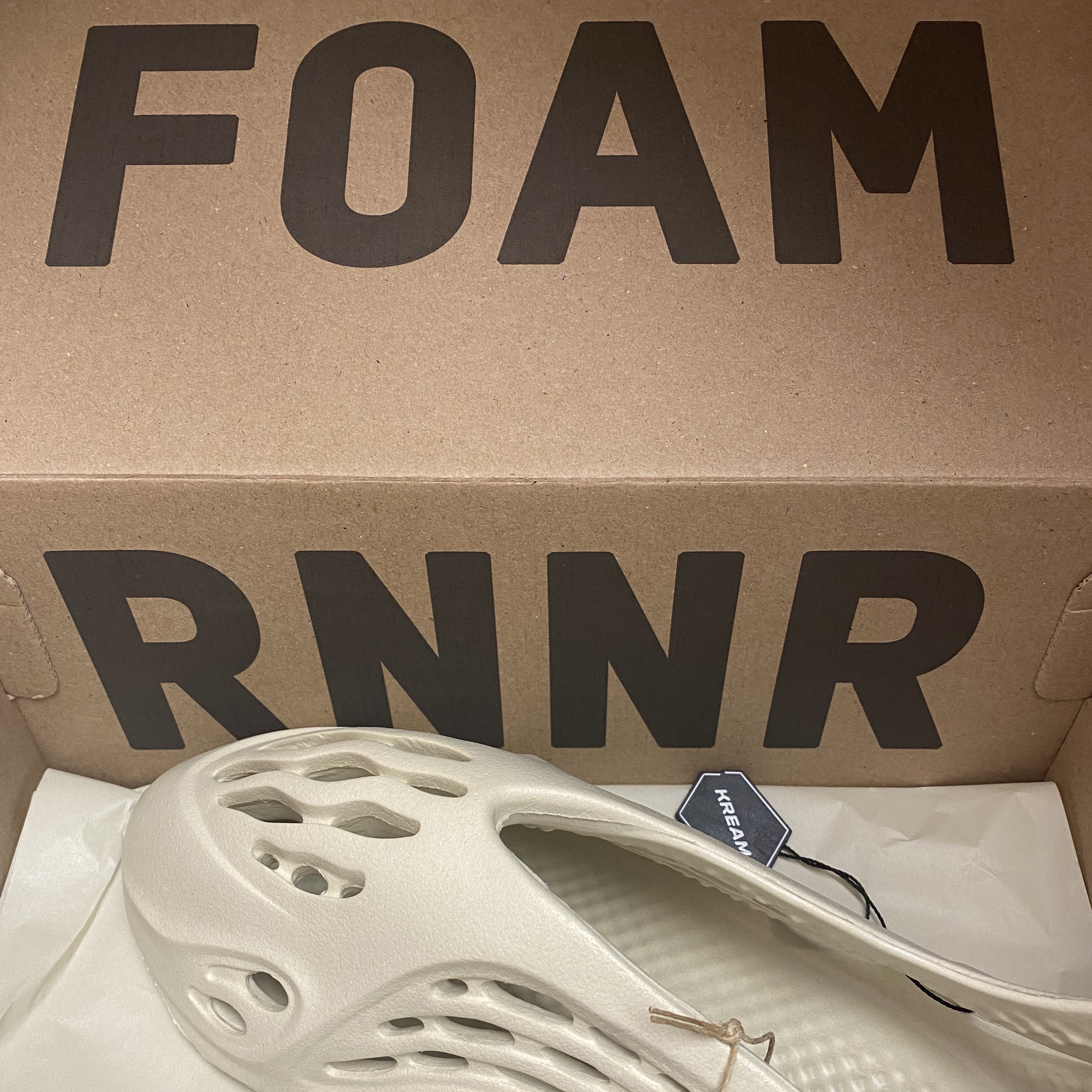 Adidas Yeezy Foam RNNR Sand 착용 스타일