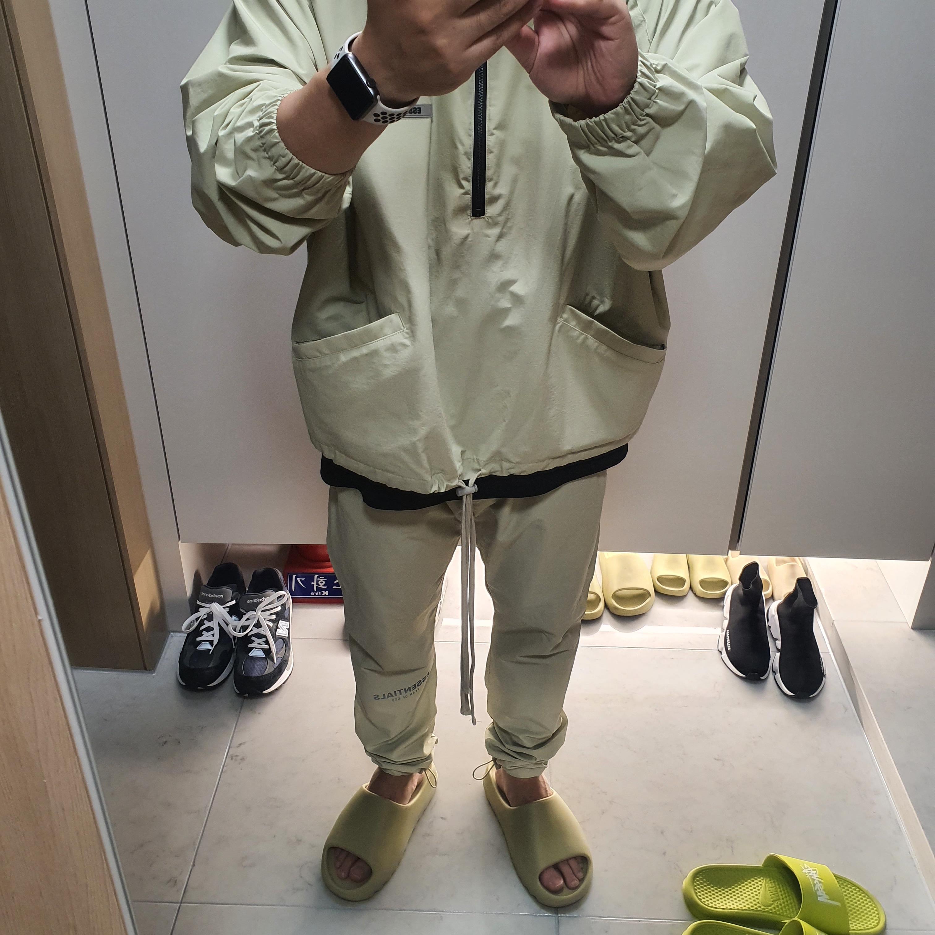 Adidas Yeezy Slide Resin 2021, Essentials Track Pants Alfafa Sage - 20FW 착용 스타일